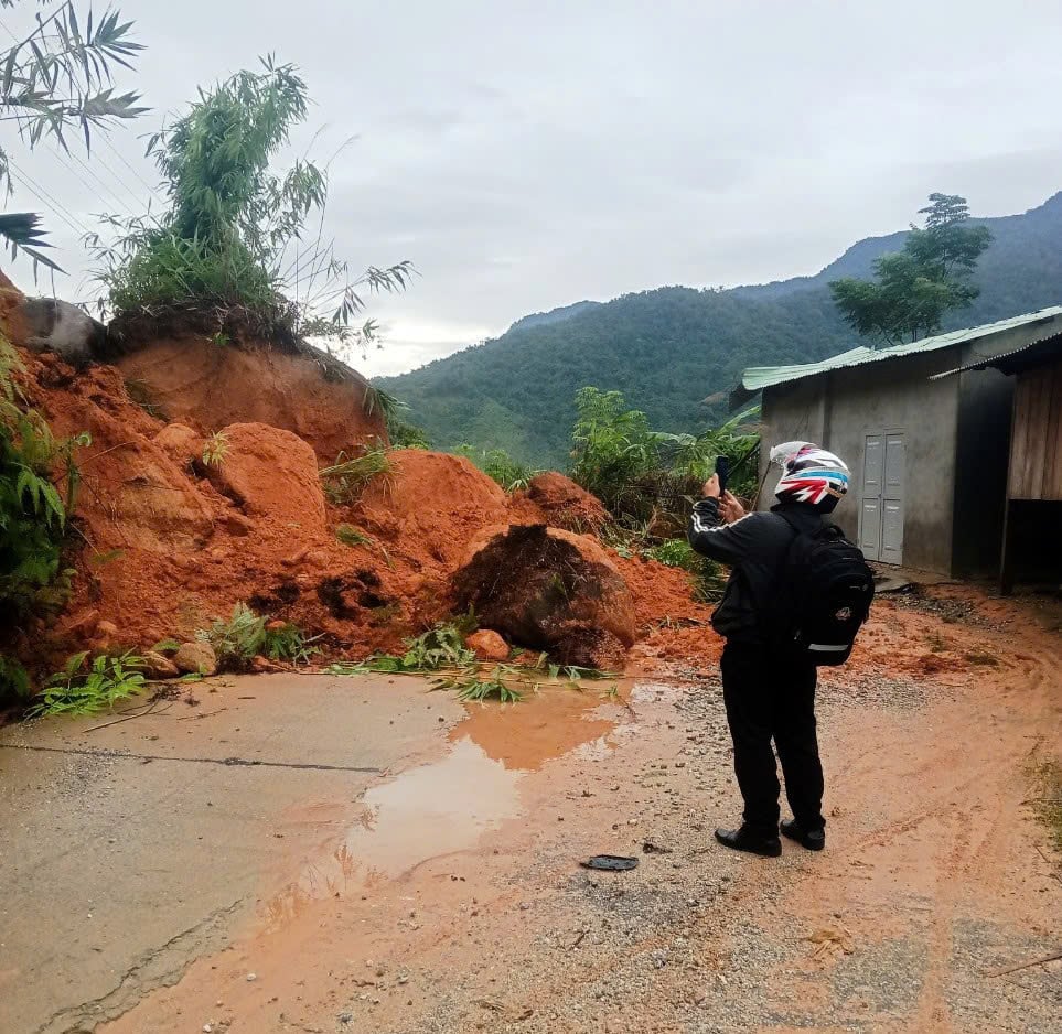 Bão số 4 đang hướng vào miền Trung: Bắt đầu có mưa lớn tại Quảng Bình, Quảng Trị, nhiều tỉnh cho học sinh nghỉ học - Ảnh 1.