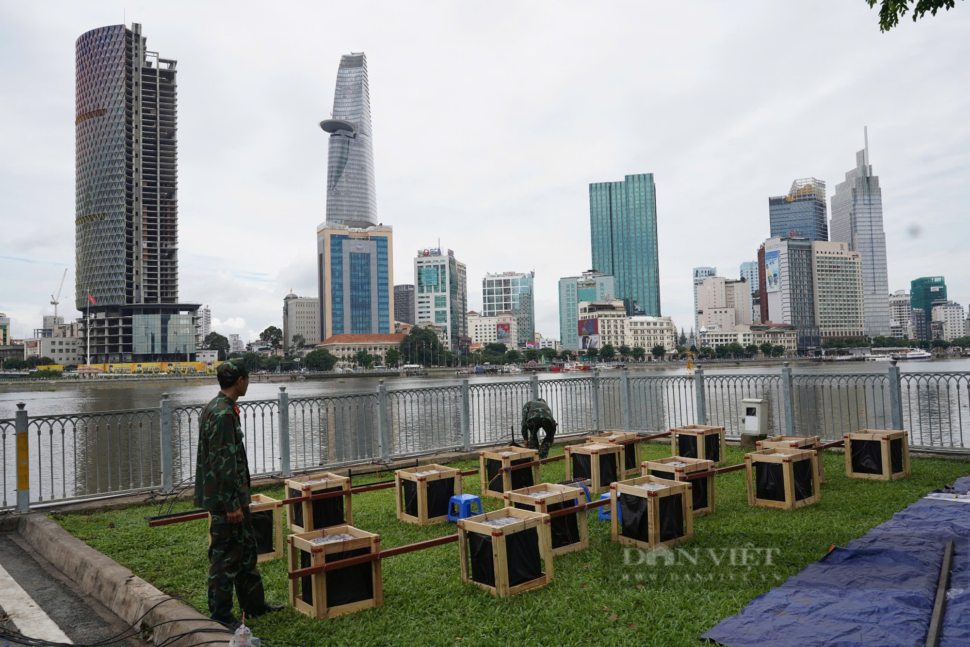 Những giàn pháo hoa chờ khai hỏa chào mừng Quốc khánh ở TP.HCM - Ảnh 1.