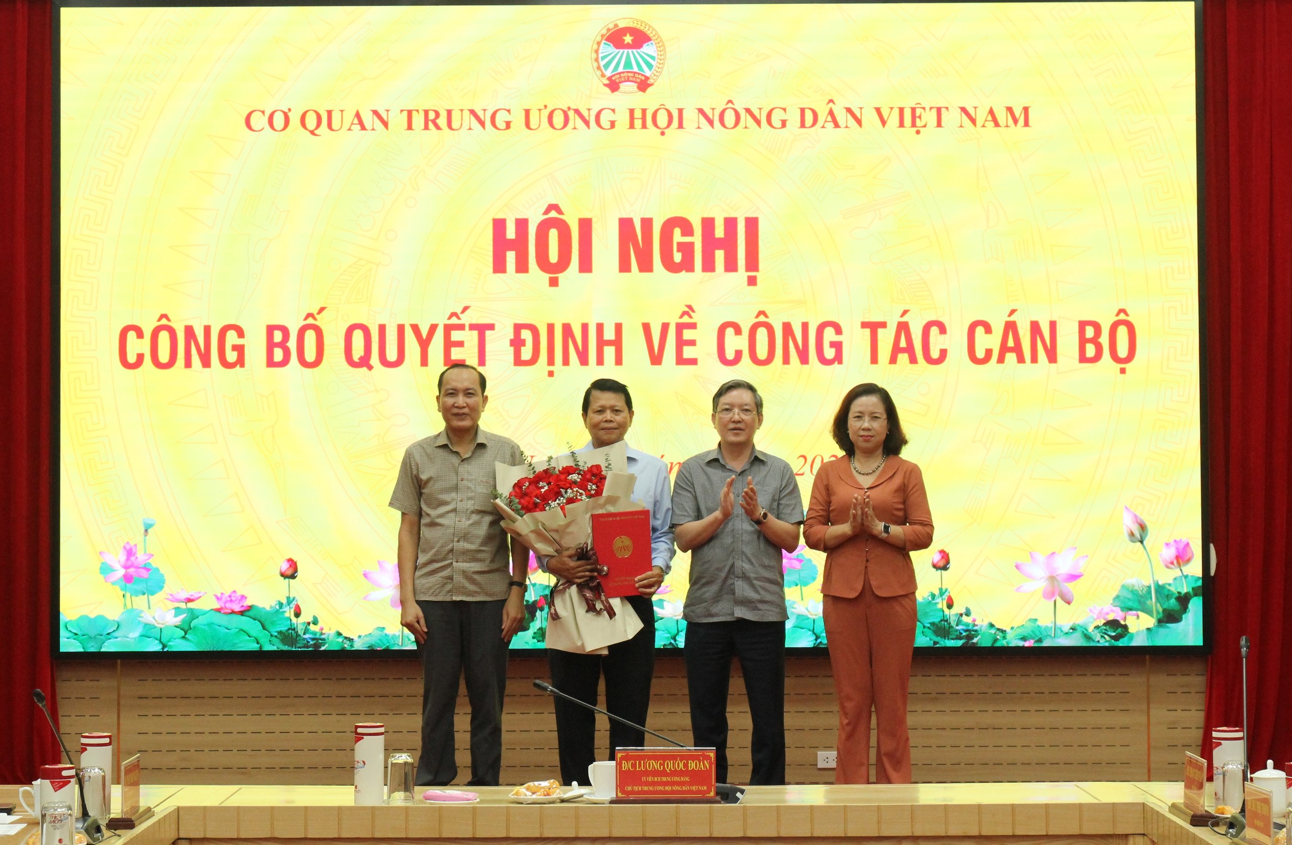 Hội Nông dân Việt Nam trao Quyết định nghỉ hưu cho đồng chí  Phạm Minh Hùng chuyên trách công tác phía Nam - Ảnh 2.