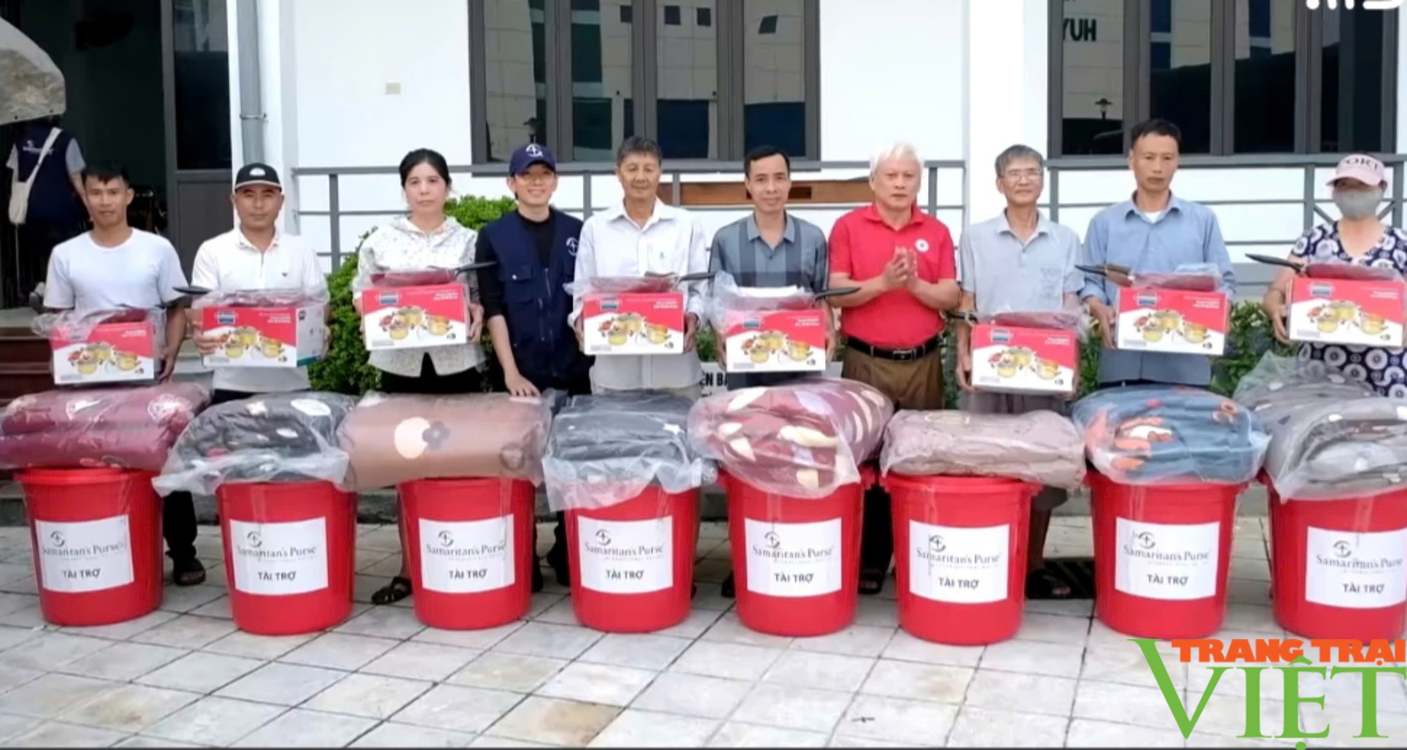 Tổ chức Samaritan's Purse (Hoa Kỳ) chia sẻ khó khăn với bà con vùng bị ảnh hưởng bão lũ Lào Cai - Ảnh 2.