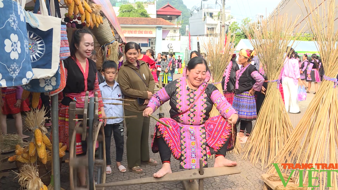 Lên Mộc Châu thưởng thức ẩm thực, trải nghiệm không gian văn hóa của đồng bào vùng cao - Ảnh 4.