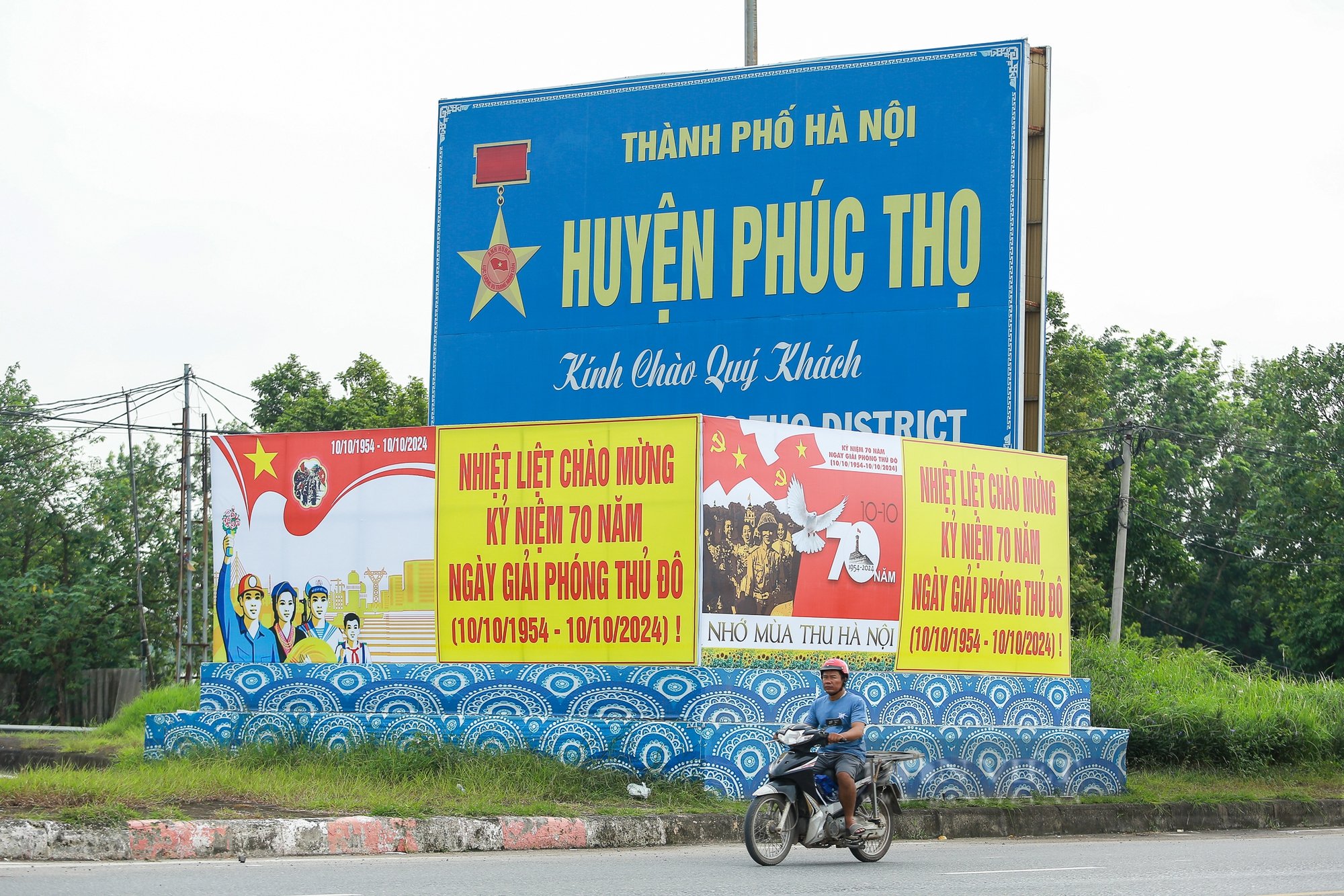 Ngoại thành Hà Nội trang hoàng cờ hoa rực rỡ chào mừng 70 năm Ngày Giải phóng Thủ đô - Ảnh 10.