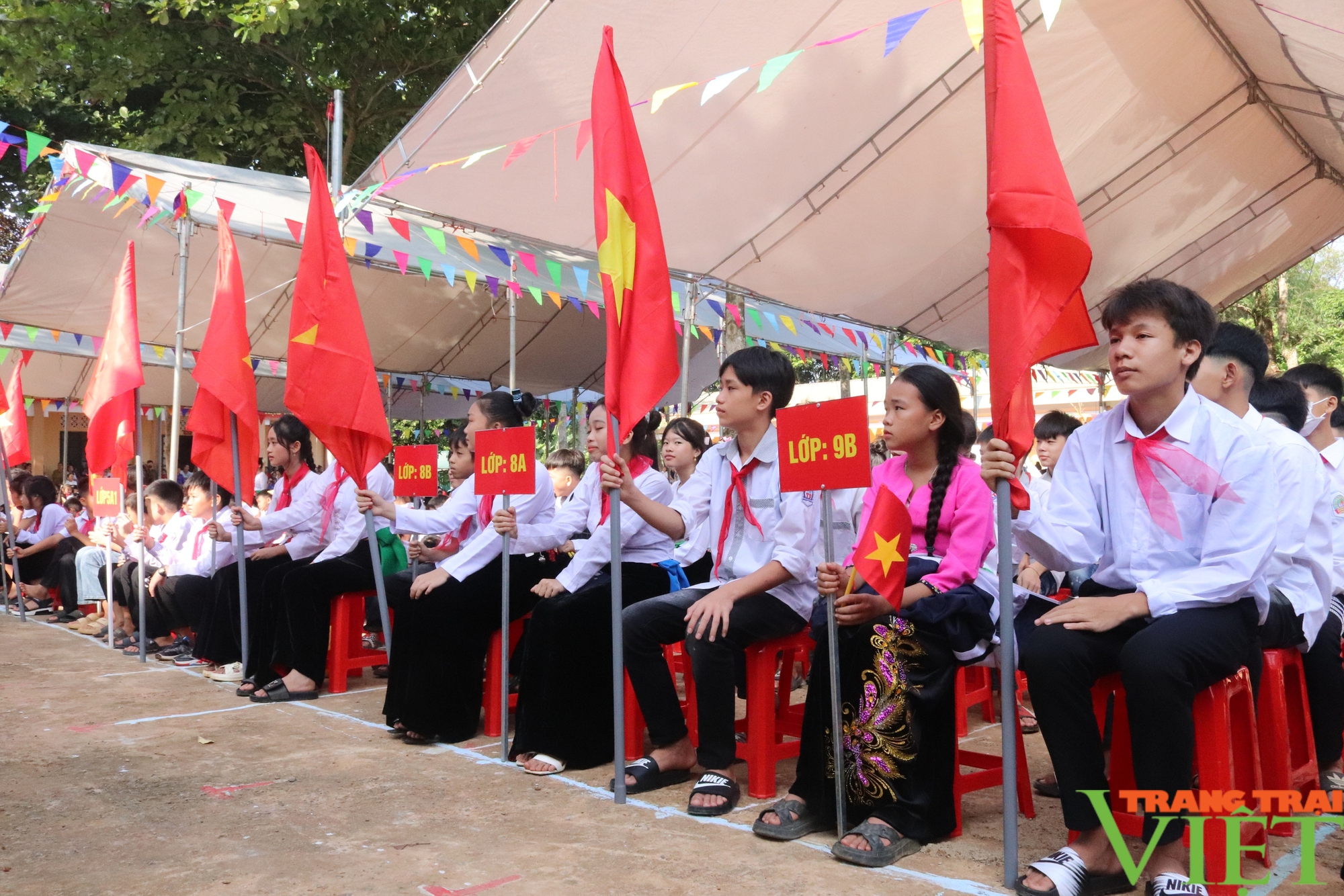 Phó Thủ tướng Chính phủ Lê Thành Long trao tặng xe đạp và học bổng cho học sinh nghèo vượt khó ở Hòa Bình- Ảnh 2.