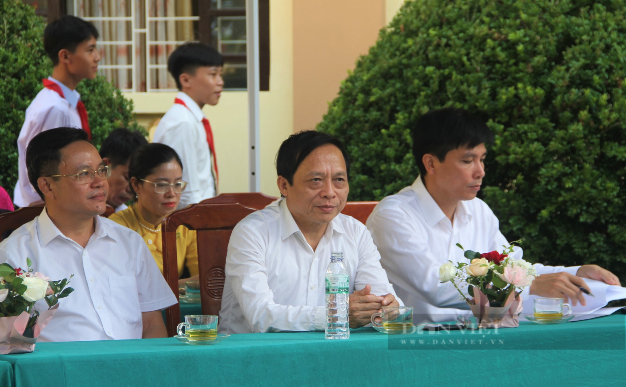 HND tỉnh Nghệ An cùng báo Nông thôn Ngày nay/Dân Việt trao quà đến học sinh nghèo trong ngày khai giảng - Ảnh 1.