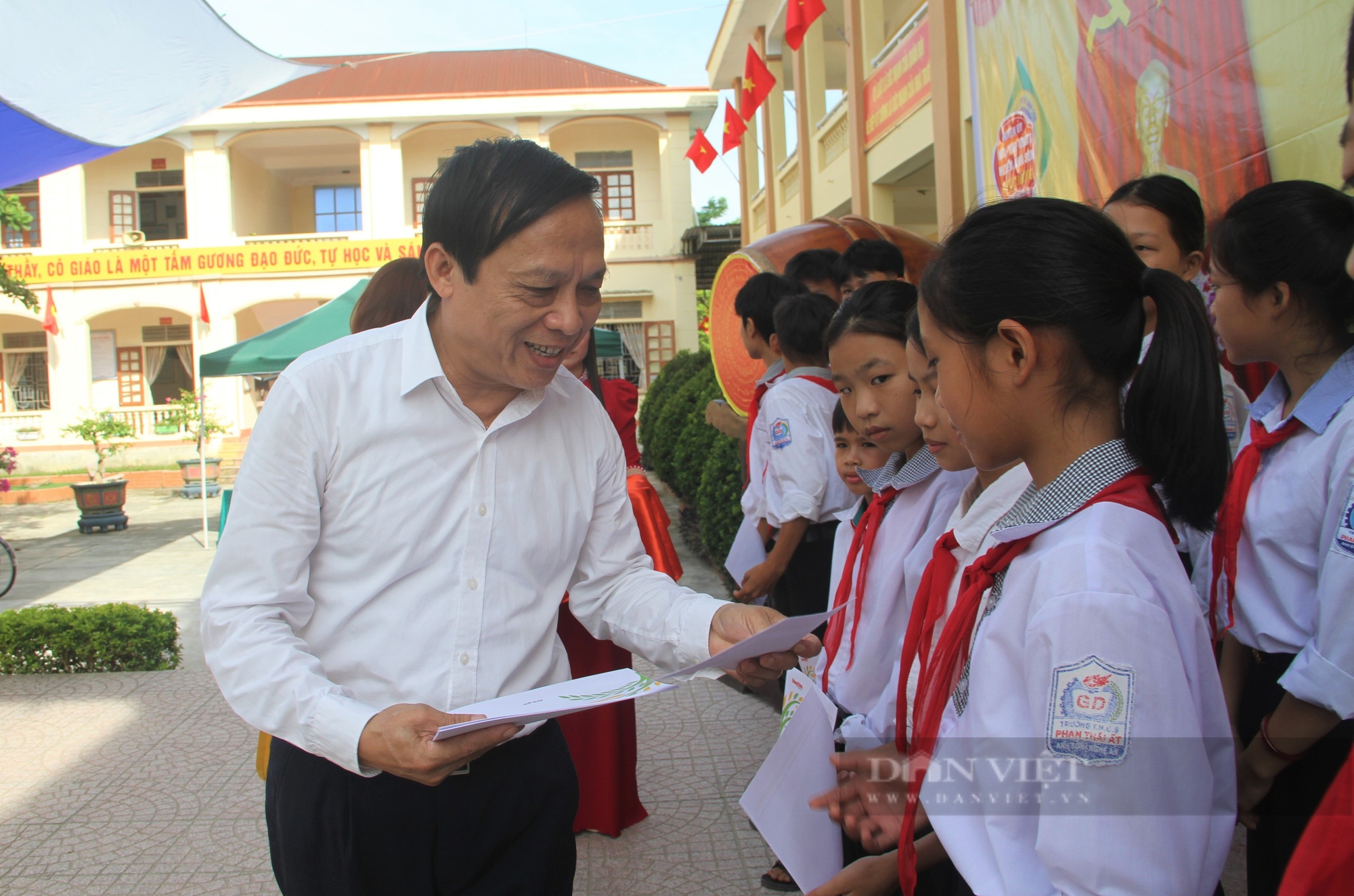 HND tỉnh Nghệ An cùng báo Nông thôn Ngày nay/Dân Việt trao quà đến học sinh nghèo trong ngày khai giảng - Ảnh 2.