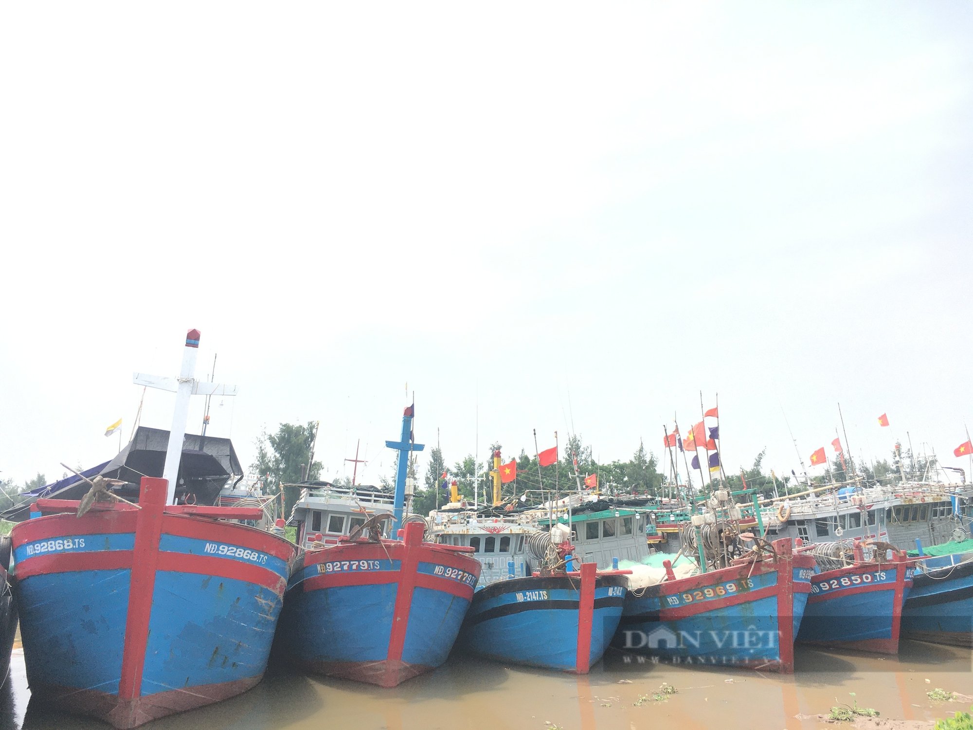 Tàu, thuyền Nam Định hối hả vào bờ trú bão YAGI - Ảnh 3.