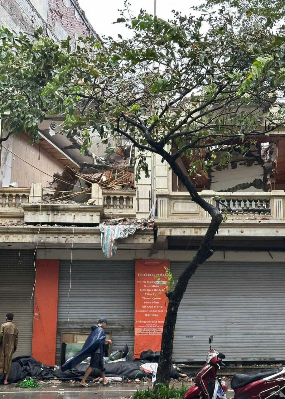 Trực tiếp: Siêu bão Yagi (bão số 3) quần thảo Hà Nội, mưa gió mù trời, nhiều nhà cửa bị tốc mái - Ảnh 1.