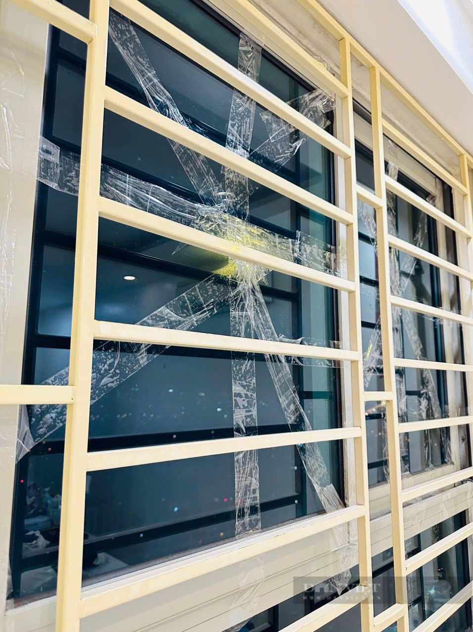 Bão Yagi, dán băng dính cửa kính chống bão được không?- Ảnh 2.
