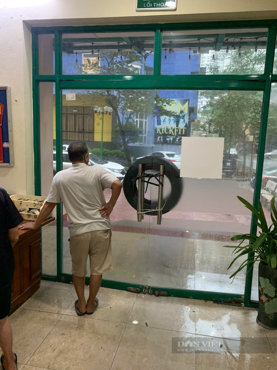 Trực tiếp: Siêu bão Yagi (bão số 3) quần thảo Hà Nội, mưa gió mù trời, nhiều nhà cửa bị tốc mái - Ảnh 1.
