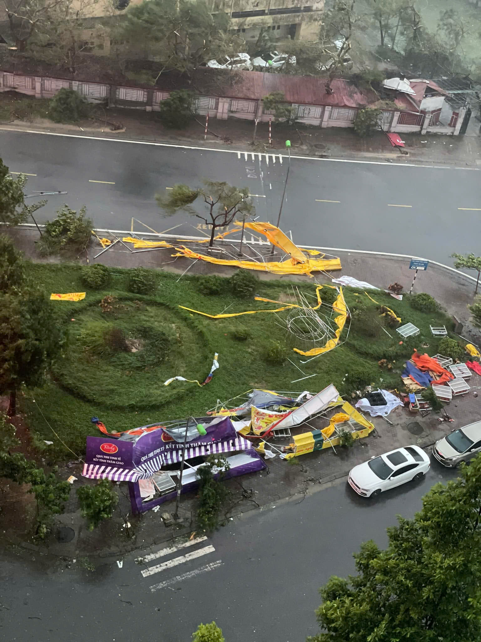 Trực tiếp: Siêu bão Yagi (bão số 3) quần thảo Hà Nội, mưa gió mù trời, nhiều nhà cửa bị tốc mái - Ảnh 1.