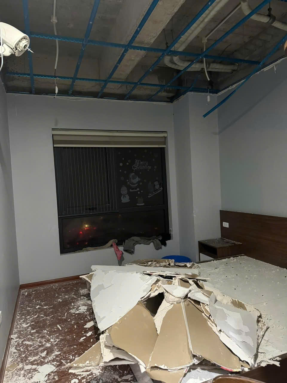 Trực tiếp: Siêu bão Yagi (bão số 3) quần thảo Hà Nội, mưa gió mù trời, nhiều nhà cửa bị tốc mái - Ảnh 3.