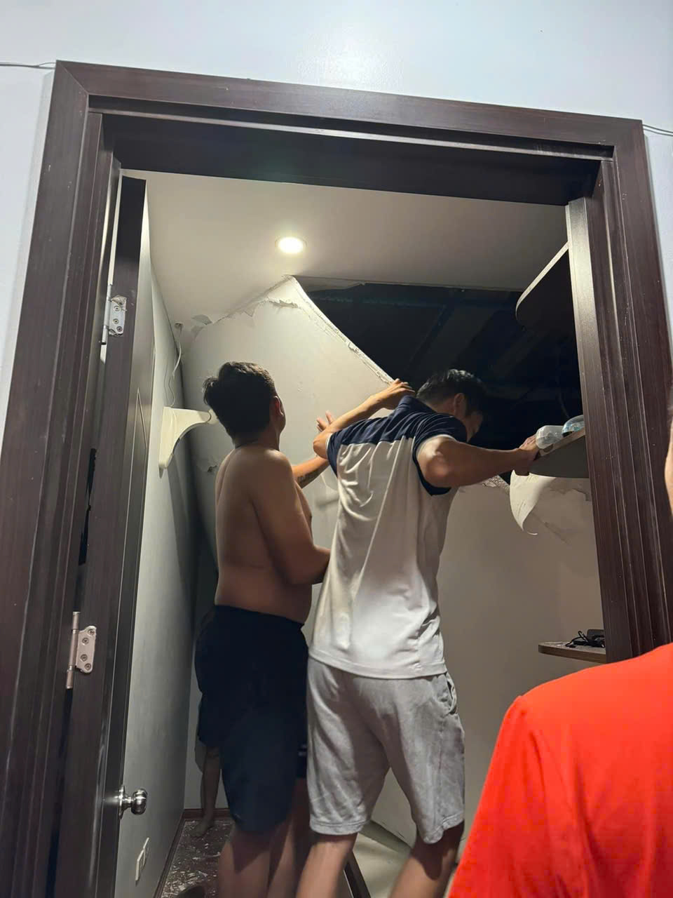 Trực tiếp: Siêu bão Yagi (bão số 3) quần thảo Hà Nội, mưa gió mù trời, nhiều nhà cửa bị tốc mái - Ảnh 1.