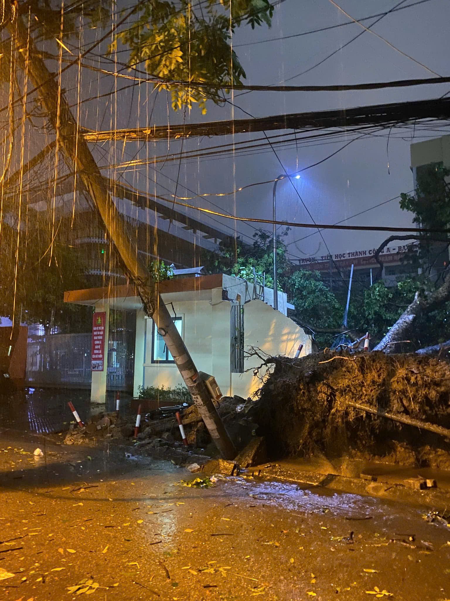 Trực tiếp: Bão số 3 Yagi quần thảo Hà Nội, nhiều căn hộ chung cư bị sập trần, xuất hiện ngập úng nhiều nơi - Ảnh 1.