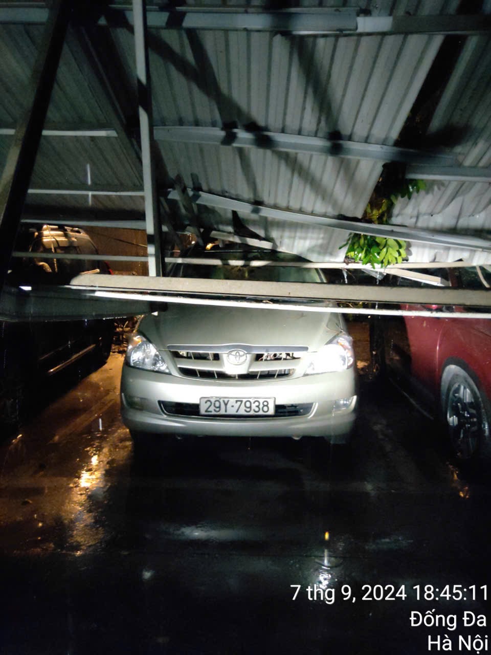 Trực tiếp: Bão số 3 Yagi quần thảo Hà Nội, nhiều căn hộ chung cư bị sập trần, xuất hiện ngập úng nhiều nơi - Ảnh 1.