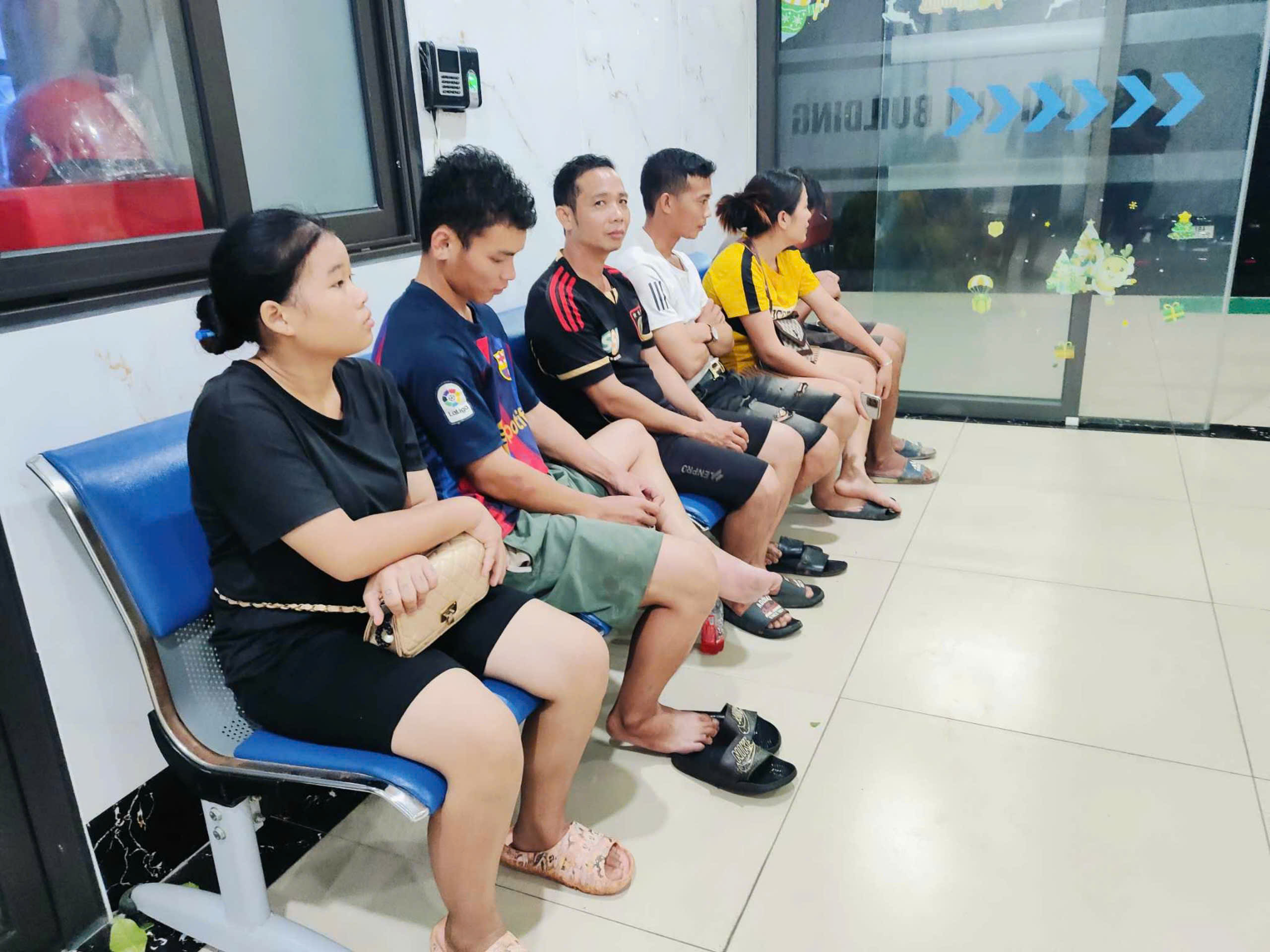 Trực tiếp: Bão số 3 Yagi quần thảo Hà Nội, nhiều căn hộ chung cư bị sập trần, xuất hiện ngập úng nhiều nơi - Ảnh 1.