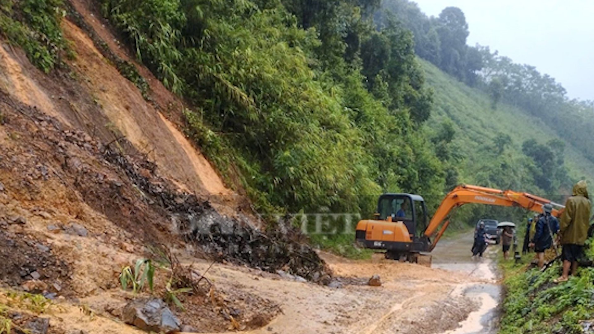 Sơn La: Ảnh hưởng của cơn báo số 3, khiến 1 người chết, 62 ngôi nhà di dời khẩn cấp - Ảnh 5.