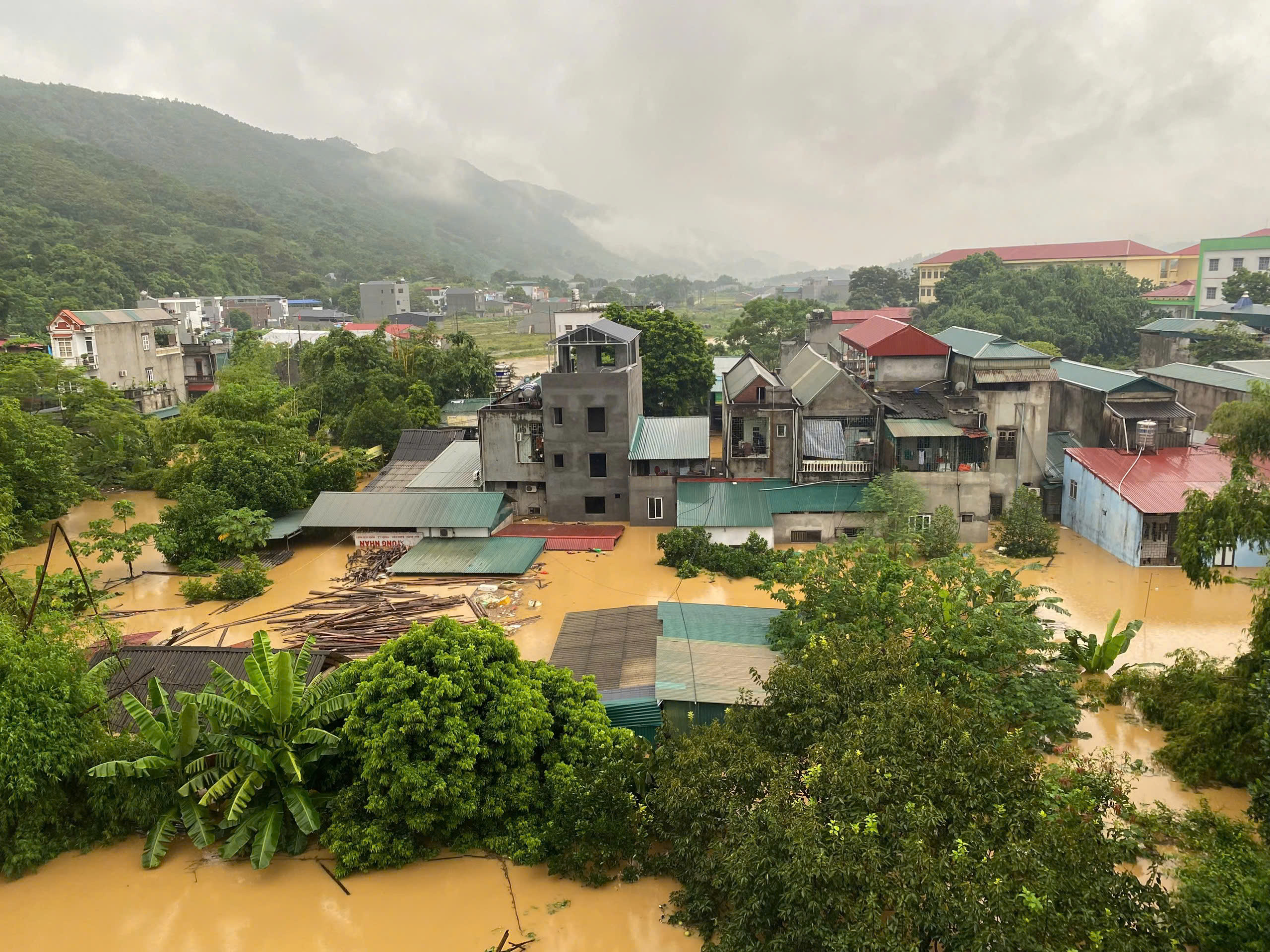 15 người chết và mất tích, hàng trăm ngôi nhà ngập trong biển nước ở Lào Cai- Ảnh 5.