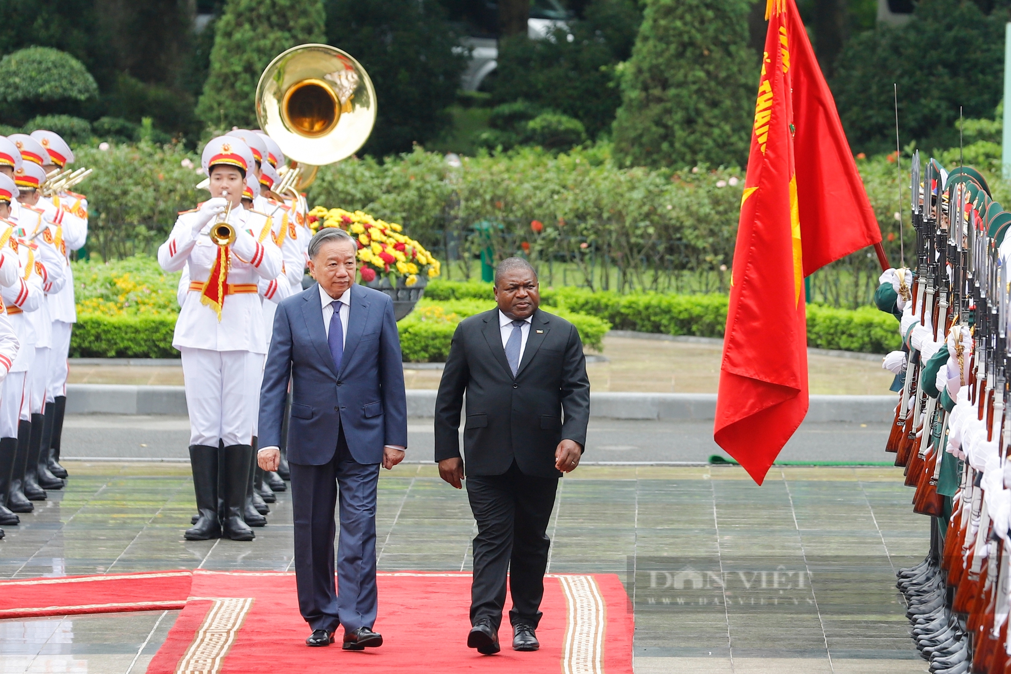 Tổng Bí thư, Chủ tịch nước Tô Lâm chủ trì Lễ đón chính thức Tổng thống Mozambique- Ảnh 3.