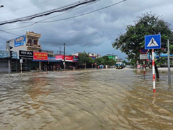 Nước lũ đổ về cuồn cuộn, nhiều nơi ở Thái Nguyên chìm trong biển nước- Ảnh 3.