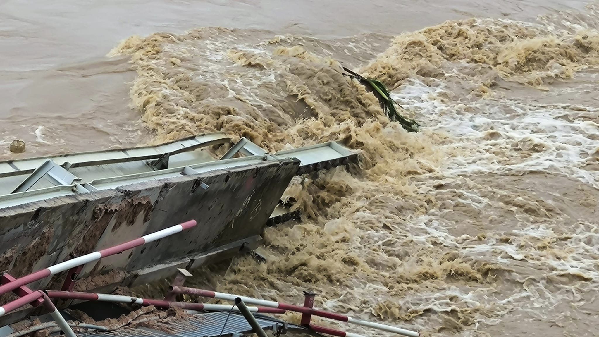 Giám đốc Công an Phú Thọ: Điều tra vụ sập cầu Phong Châu là trách nhiệm của chúng tôi và các cơ quan- Ảnh 2.