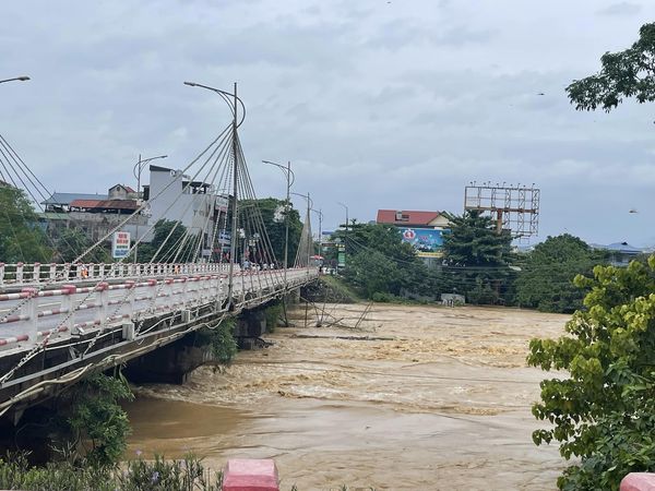 Nước lũ đổ về cuồn cuộn, nhiều nơi ở Thái Nguyên chìm trong biển nước- Ảnh 1.