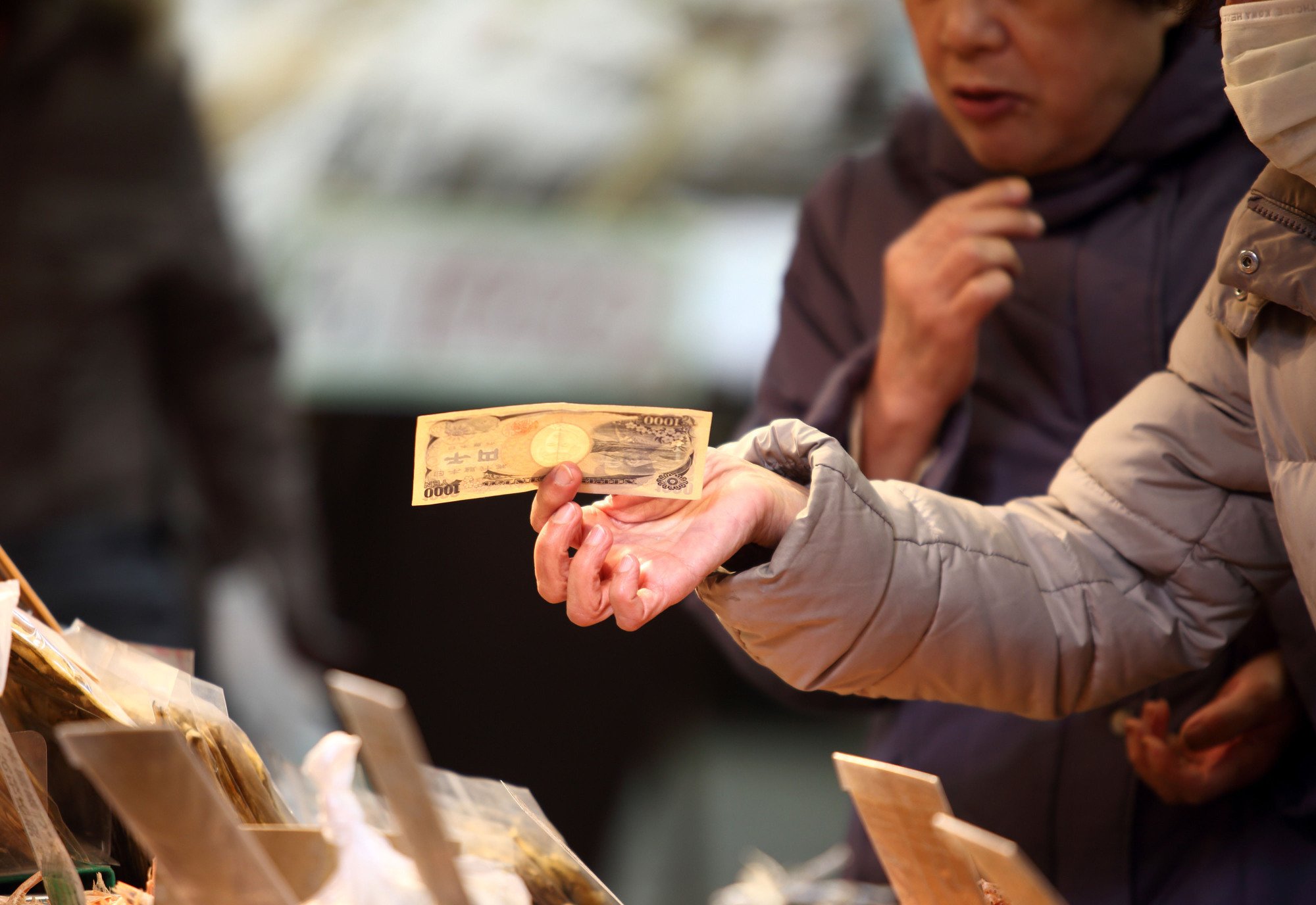 Người già "khổ sở" vì Nhật Bản thúc đẩy thanh toán không dùng tiền mặt - Ảnh 1.