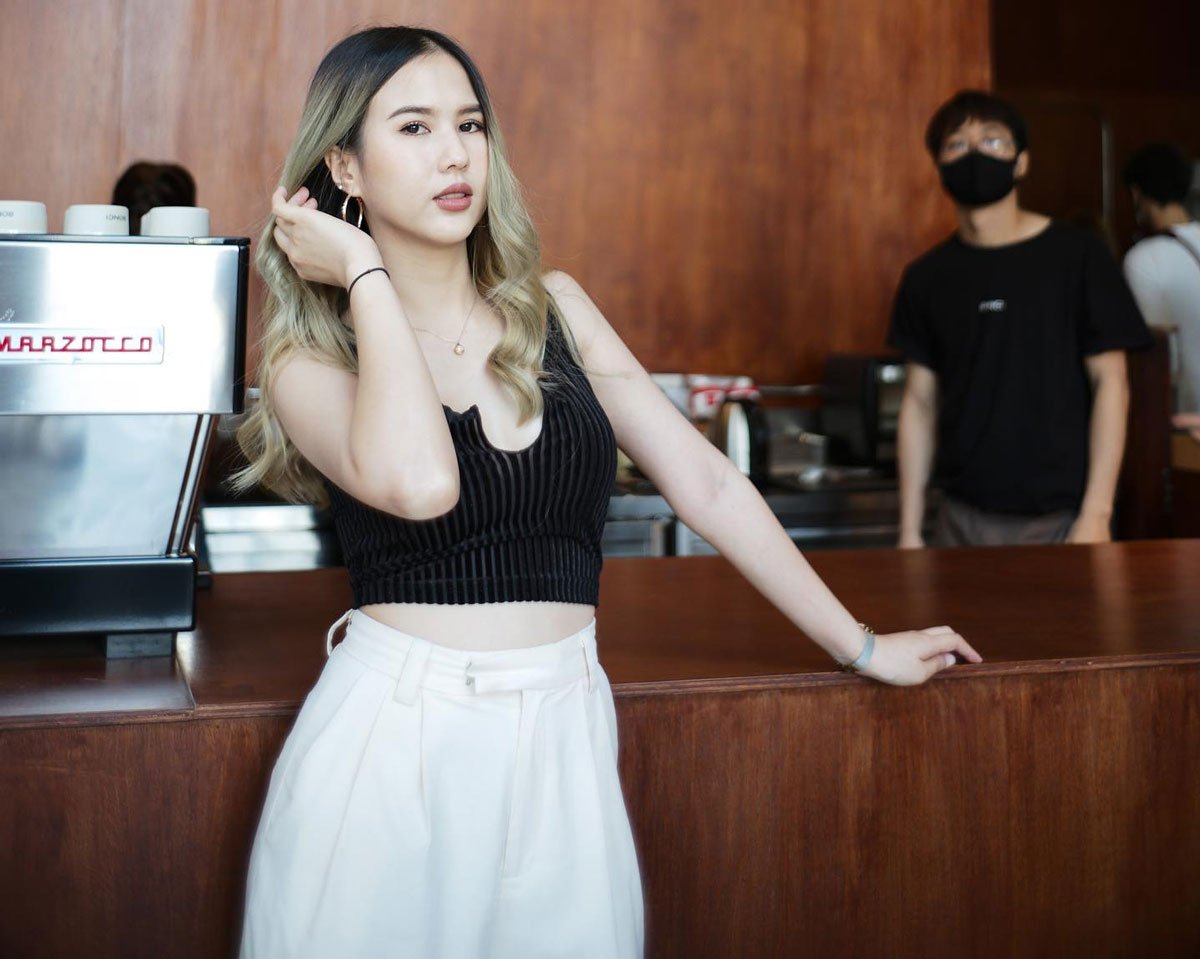 Mê mẩn trước nhan sắc nàng WAG xinh đẹp bậc nhất ĐT Thái Lan - Ảnh 15.