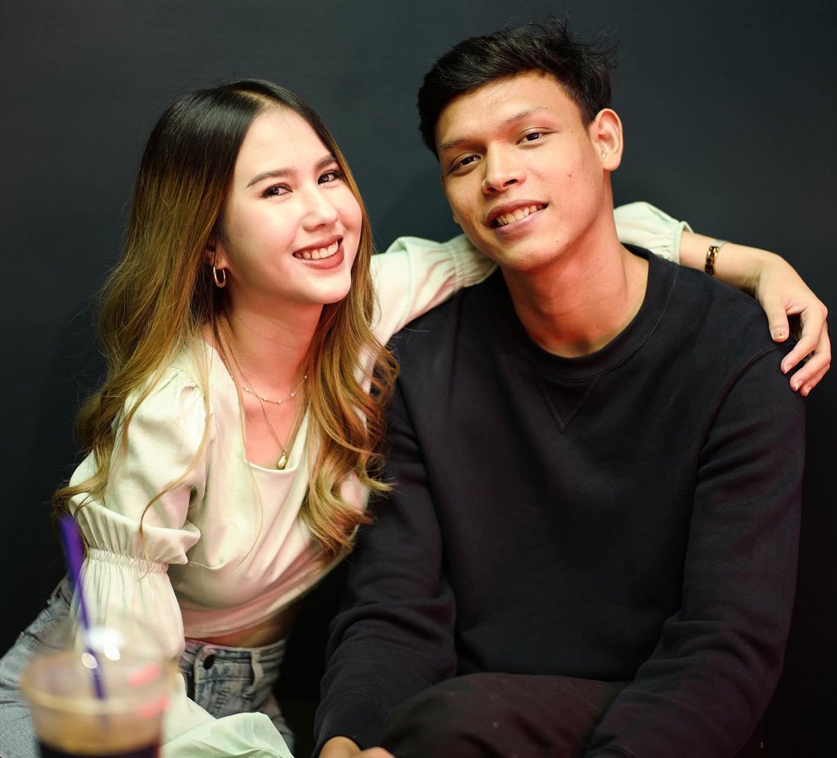 Mê mẩn trước nhan sắc nàng WAG xinh đẹp bậc nhất ĐT Thái Lan - Ảnh 1.