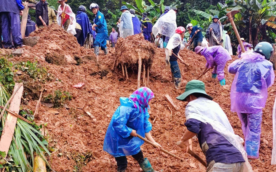 Nhà bị nghiêng mạnh sau bão số 3, một gia đình 6 người trên phố Hàng Gai phải di tản - Ảnh 3.