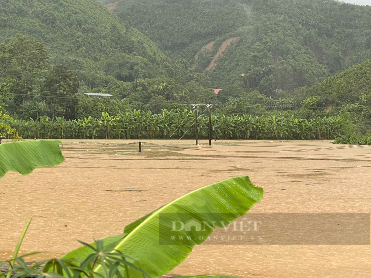 Mưa lũ, sạt lở khiến nhiều địa phương ở Lào Cai bị cô lập, mất sóng điện thoại- Ảnh 5.