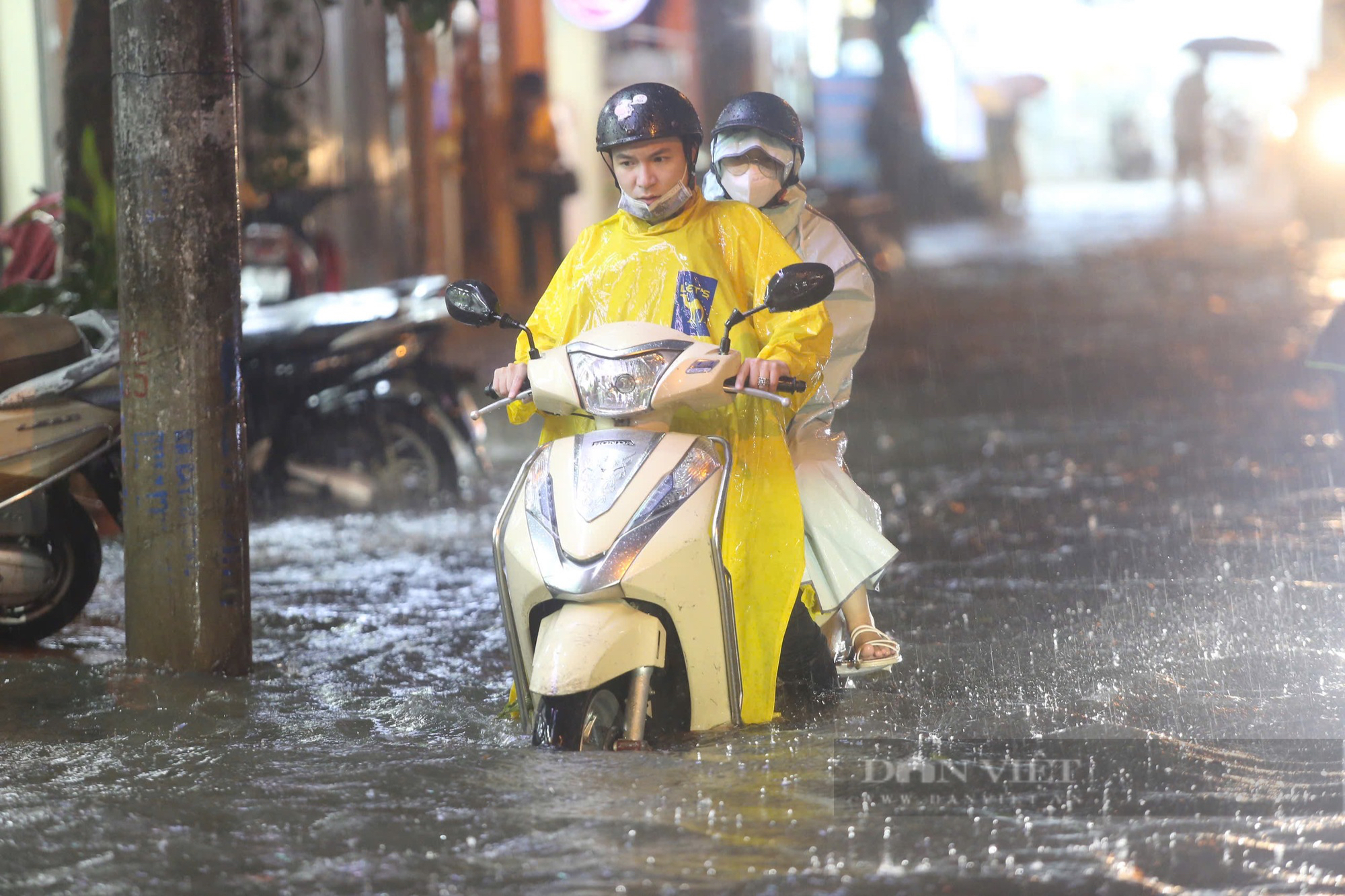 Hà Nội mưa lớn khiến đường phố ngập nặng, có nơi sâu tới 1 mét- Ảnh 10.