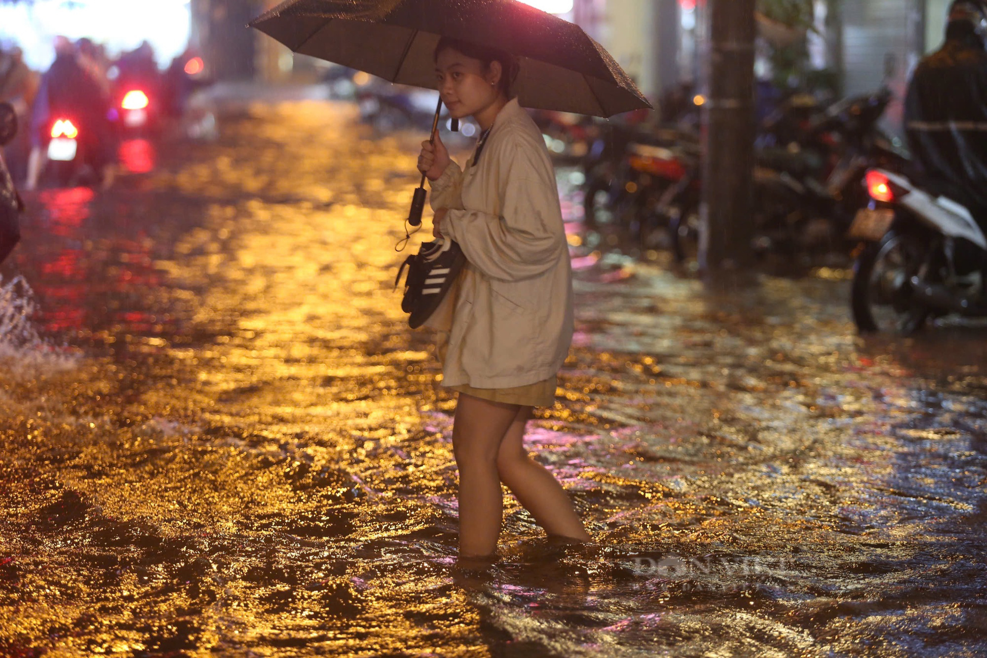 Hà Nội mưa lớn khiến đường phố ngập nặng, có nơi sâu tới 1 mét- Ảnh 8.