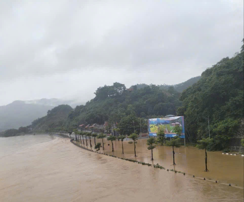 Nước sông Hồng, sông Chảy dâng cao ở Lào Cai hàng trăm hộ dân bị ảnh hưởng, 1 người chết, 8 người mất tích - Ảnh 2.