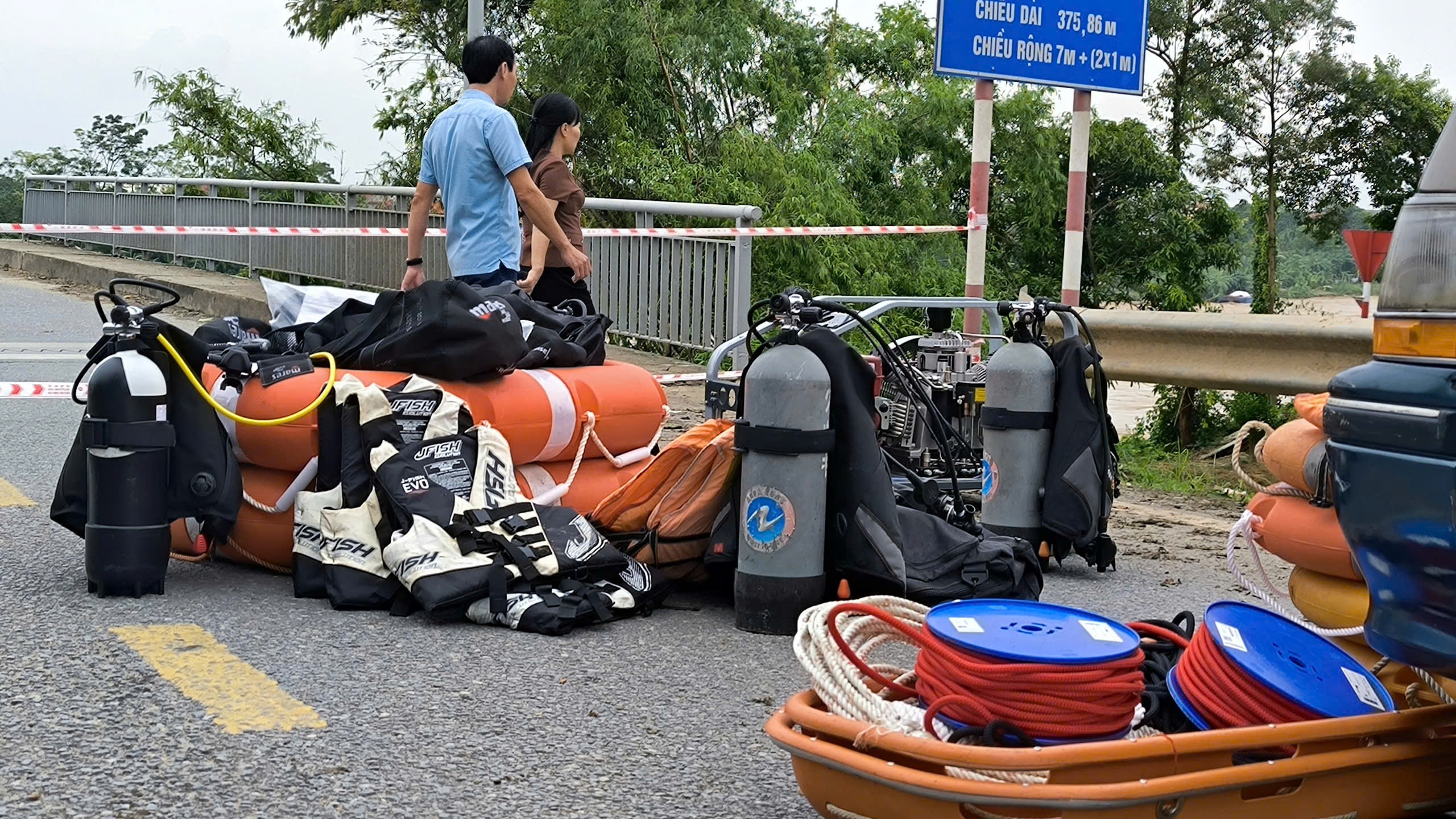 Sập cầu Phong Châu, cứu 5 người bị thương đưa đi cấp cứu - Ảnh 4.