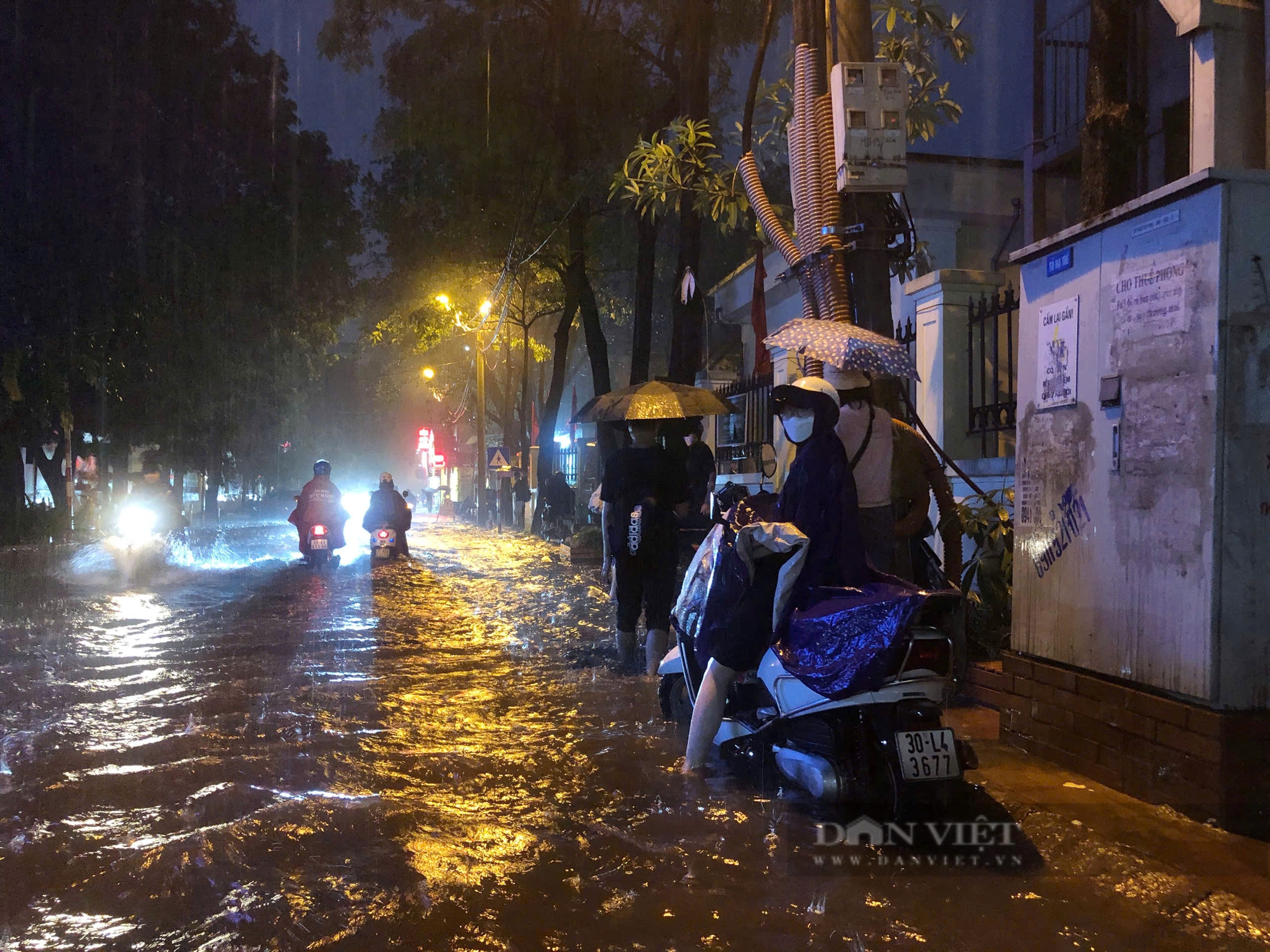 Hà Nội mưa lớn khiến đường phố ngập nặng, có nơi sâu tới 1 mét- Ảnh 2.