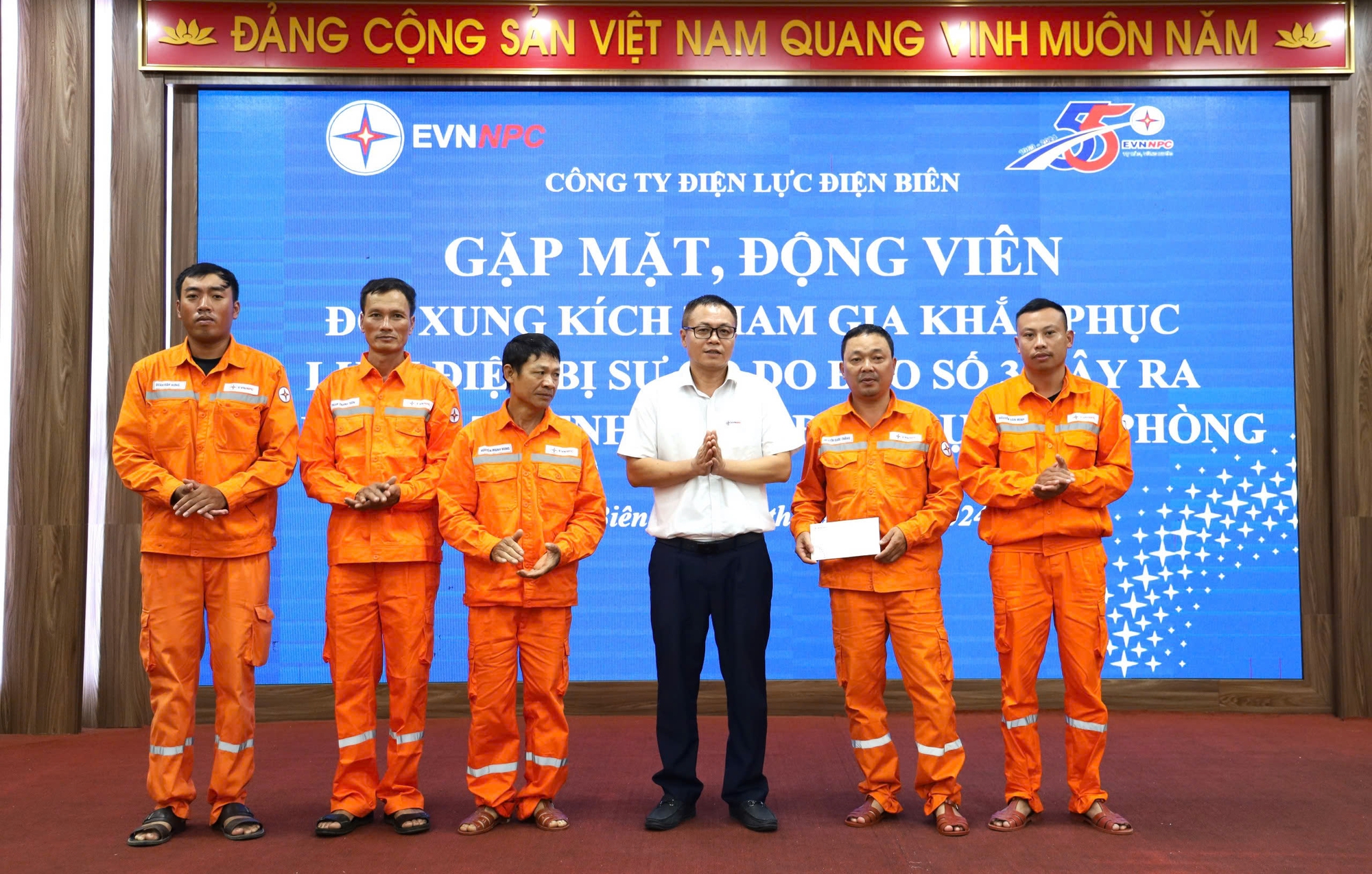 Công ty Điện lực Điện Biên hỗ trợ Hải Phòng khắc phục hậu quả sau bão - Ảnh 1.