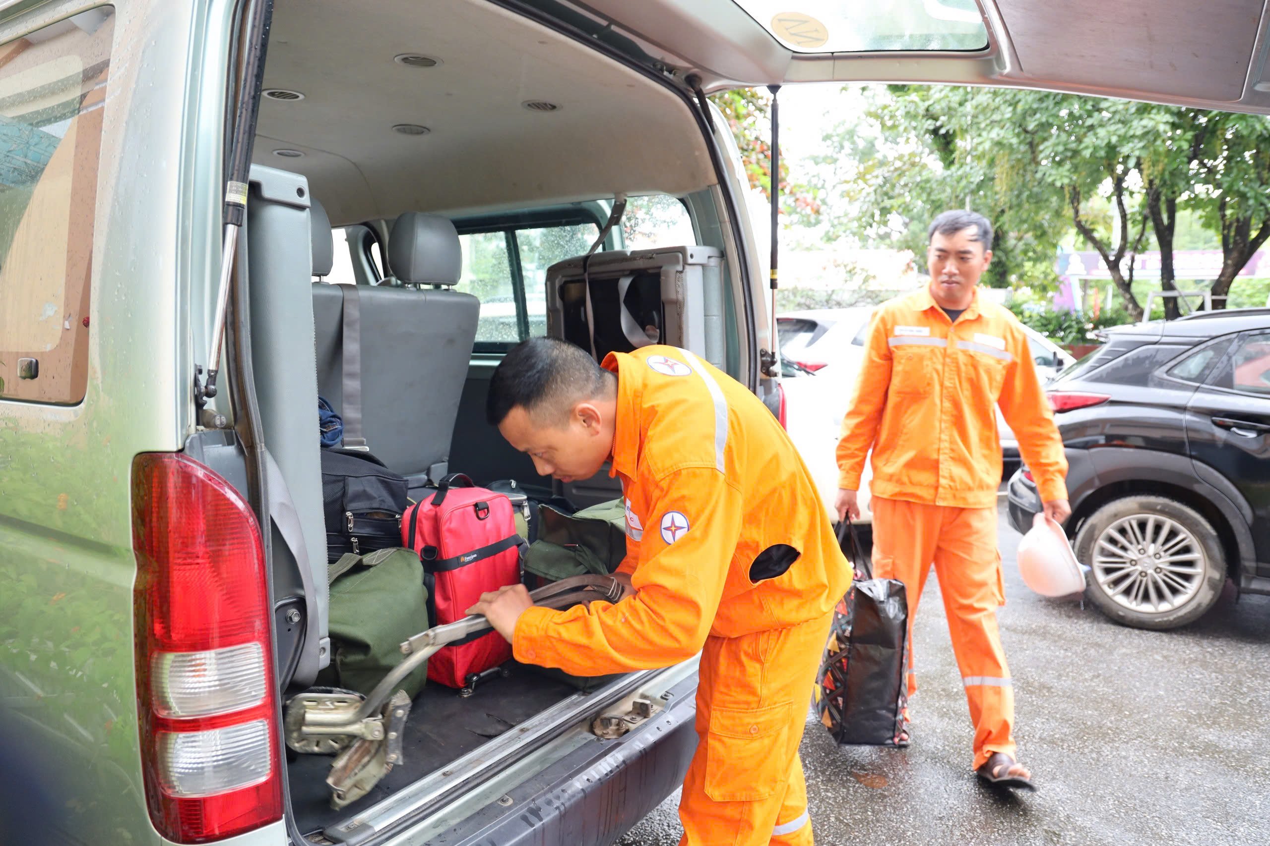Công ty Điện lực Điện Biên hỗ trợ Hải Phòng khắc phục hậu quả sau bão - Ảnh 2.