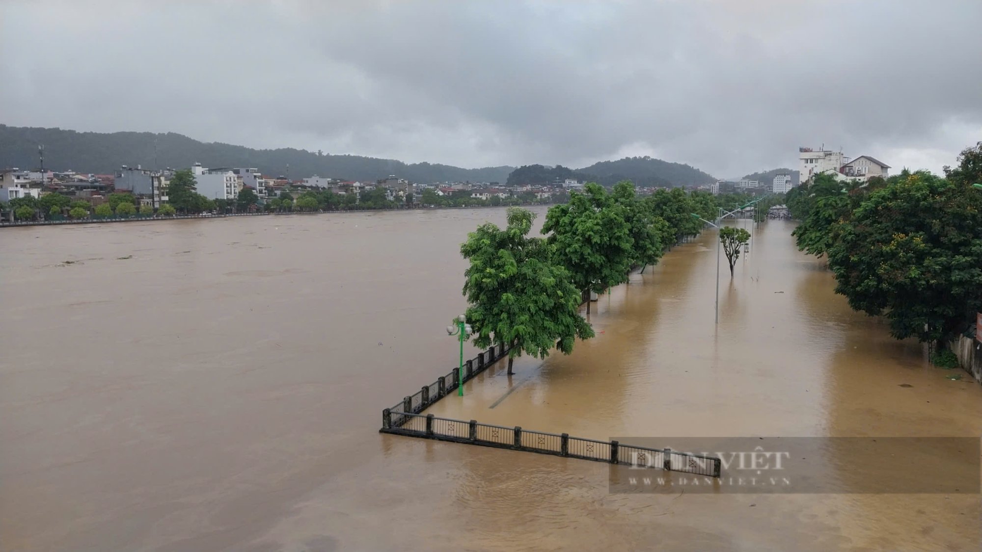 Nước sông Hồng dâng cao, nhiều nơi tại thành phố Lào Cai ngập lụt nghiêm trọng- Ảnh 2.