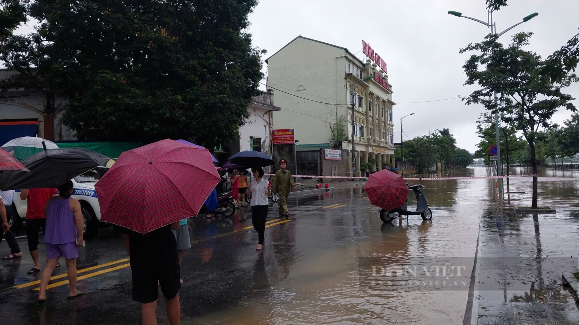 Nước sông Hồng dâng cao, nhiều nơi tại thành phố Lào Cai ngập lụt nghiêm trọng- Ảnh 4.