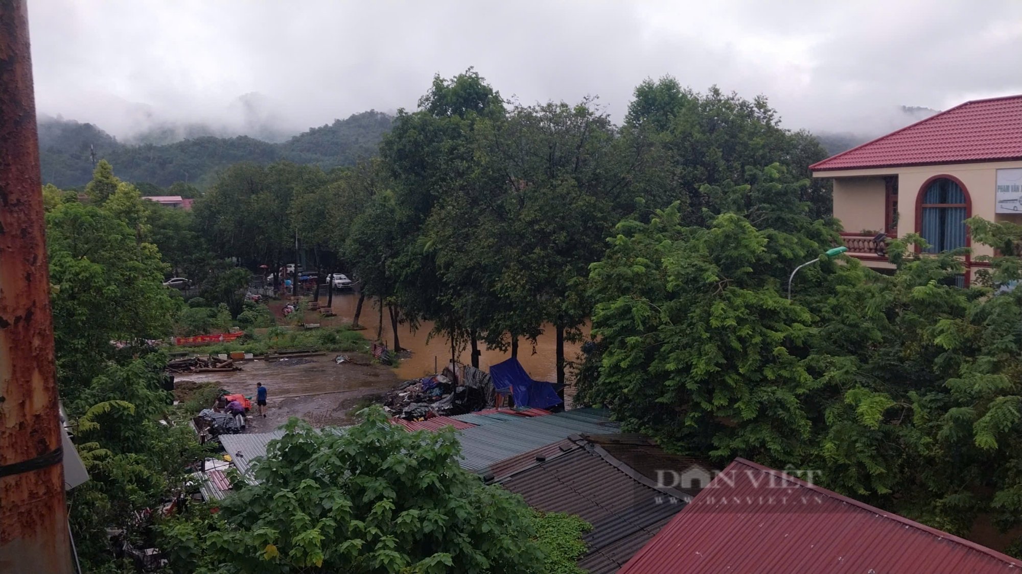 Nước sông Hồng dâng cao, nhiều nơi tại thành phố Lào Cai ngập lụt nghiêm trọng- Ảnh 9.