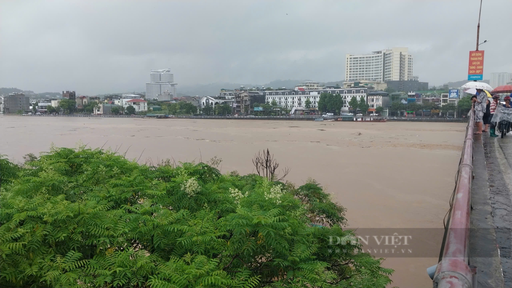 Nước sông Hồng dâng cao, nhiều nơi tại thành phố Lào Cai ngập lụt nghiêm trọng- Ảnh 5.