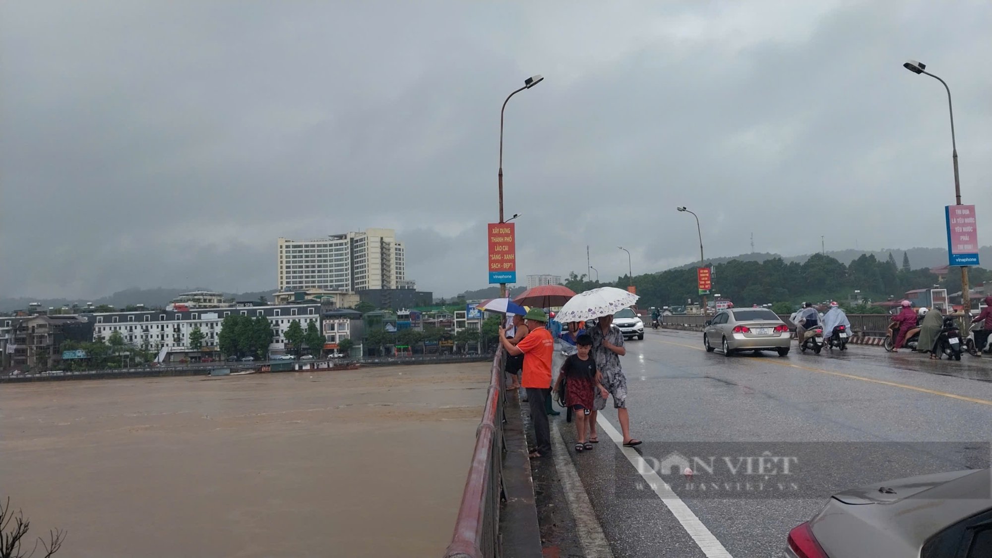 Nước sông Hồng dâng cao, nhiều nơi tại thành phố Lào Cai ngập lụt nghiêm trọng- Ảnh 3.