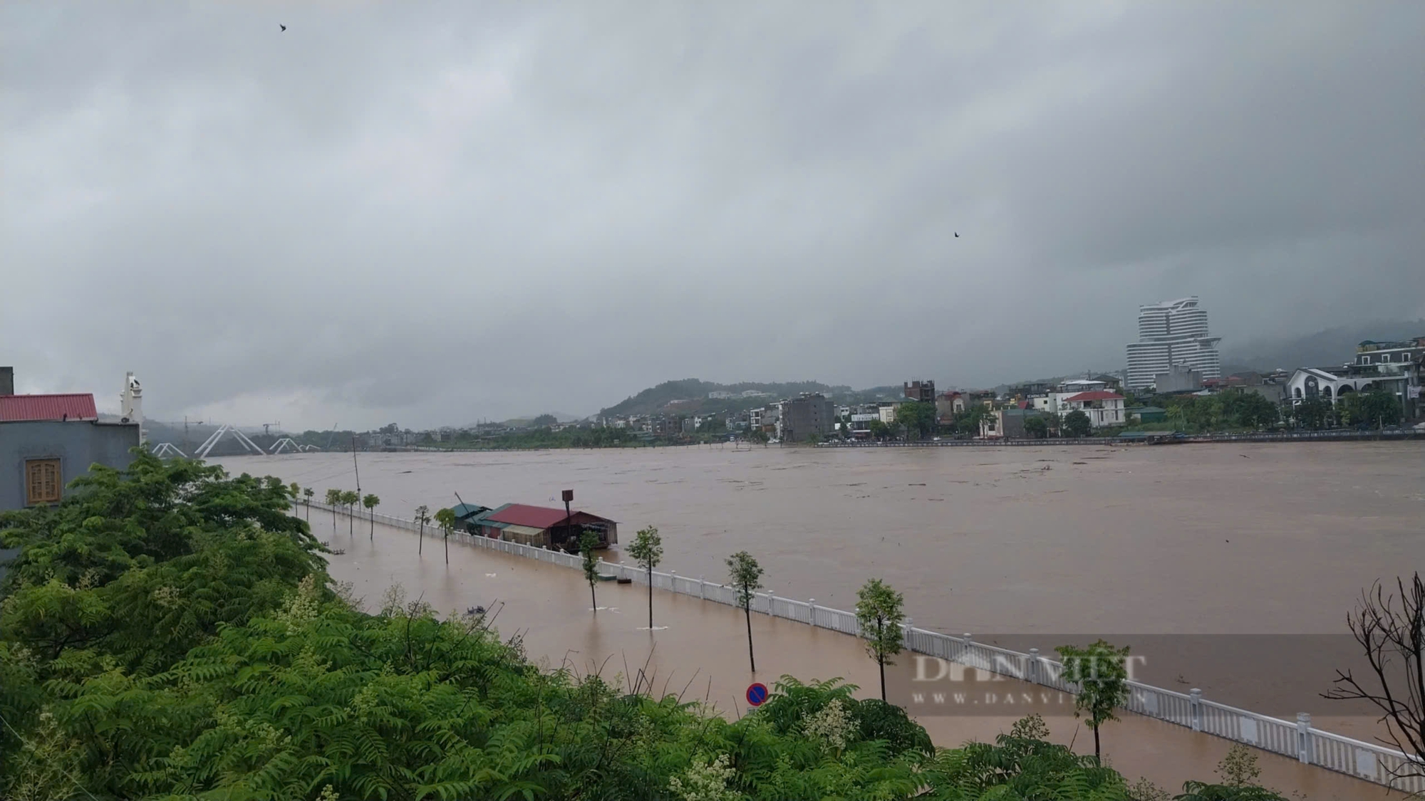 Nước sông Hồng dâng cao, nhiều nơi tại thành phố Lào Cai ngập lụt nghiêm trọng- Ảnh 8.