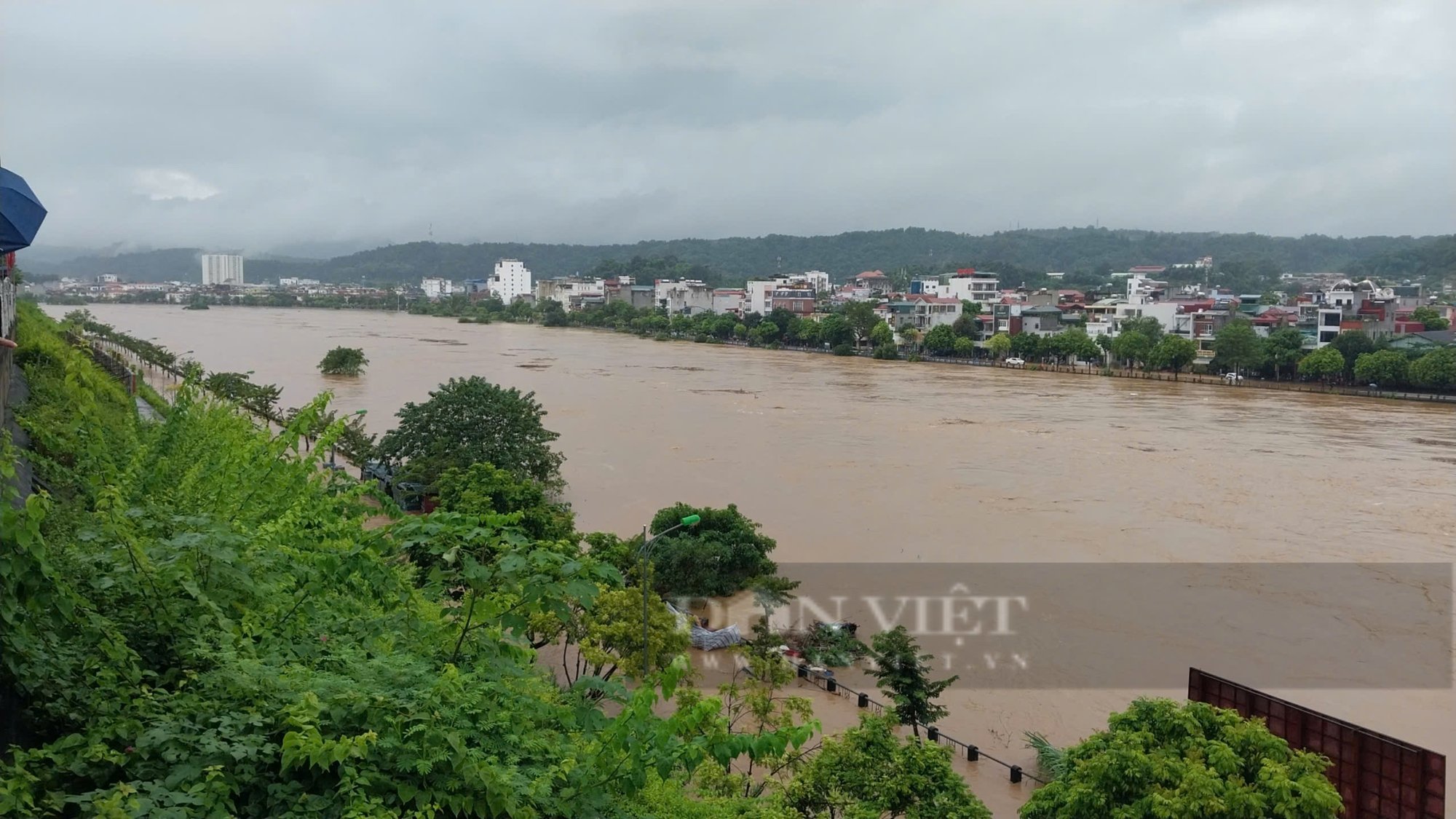 Mưa lũ, sạt lở khiến nhiều địa phương ở Lào Cai bị cô lập, mất sóng điện thoại- Ảnh 6.