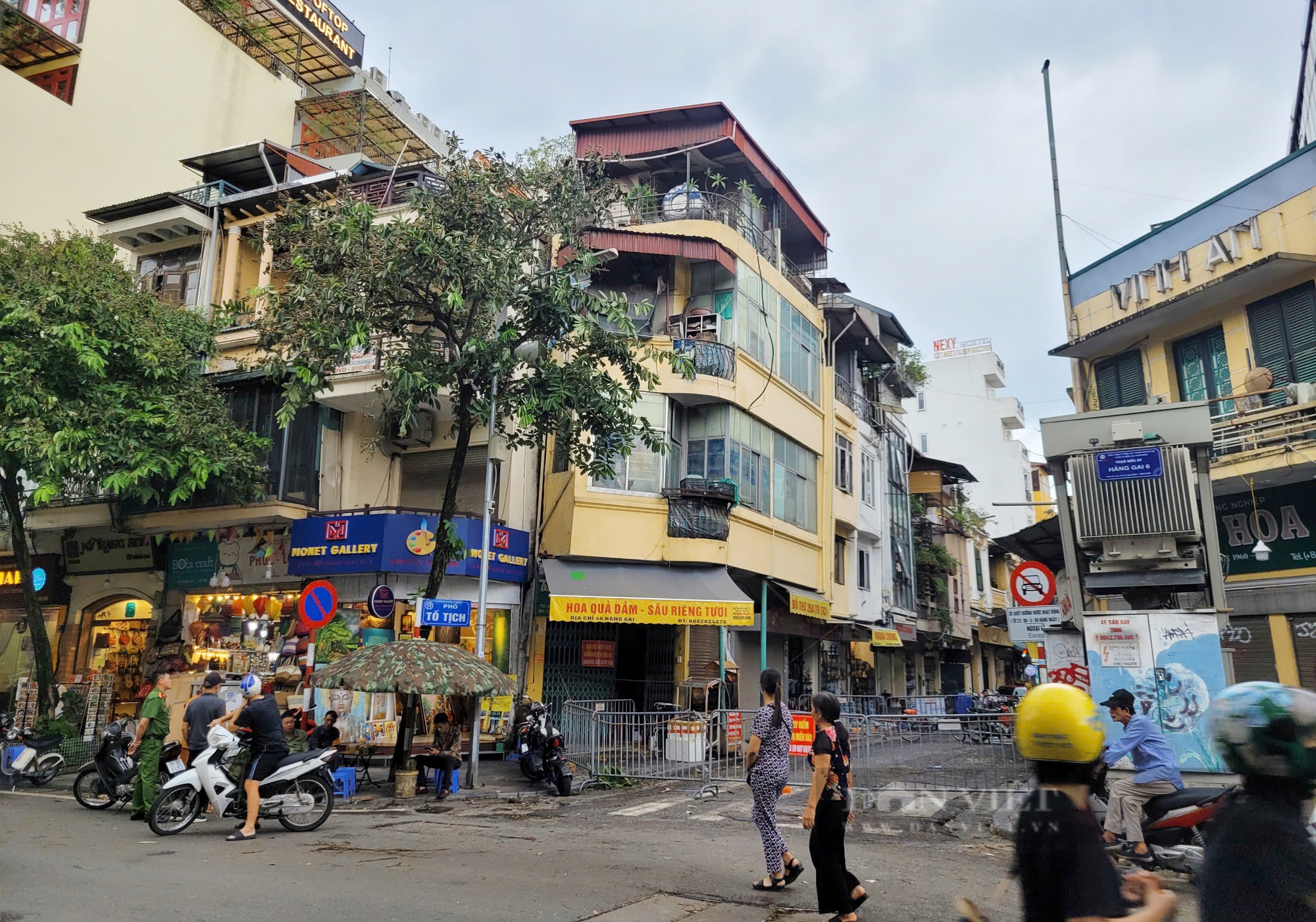 Nhà bị nghiêng mạnh sau bão số 3, một gia đình 6 người trên phố Hàng Gai phải di tản - Ảnh 1.