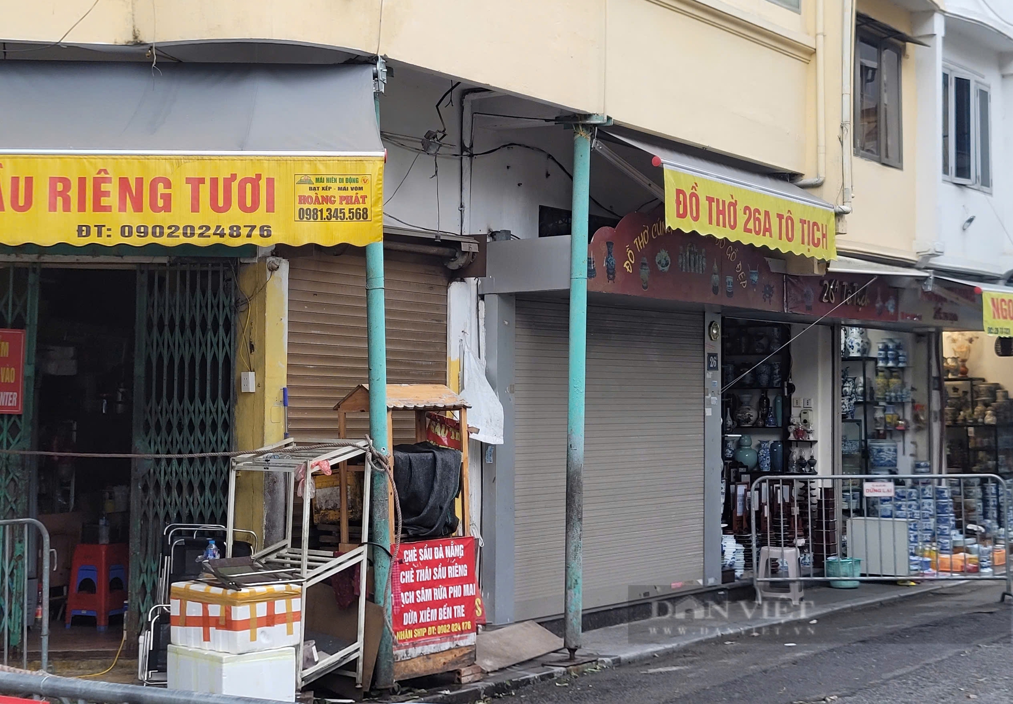 Nhà bị nghiêng mạnh sau bão số 3, một gia đình 6 người trên phố Hàng Gai phải di tản - Ảnh 3.
