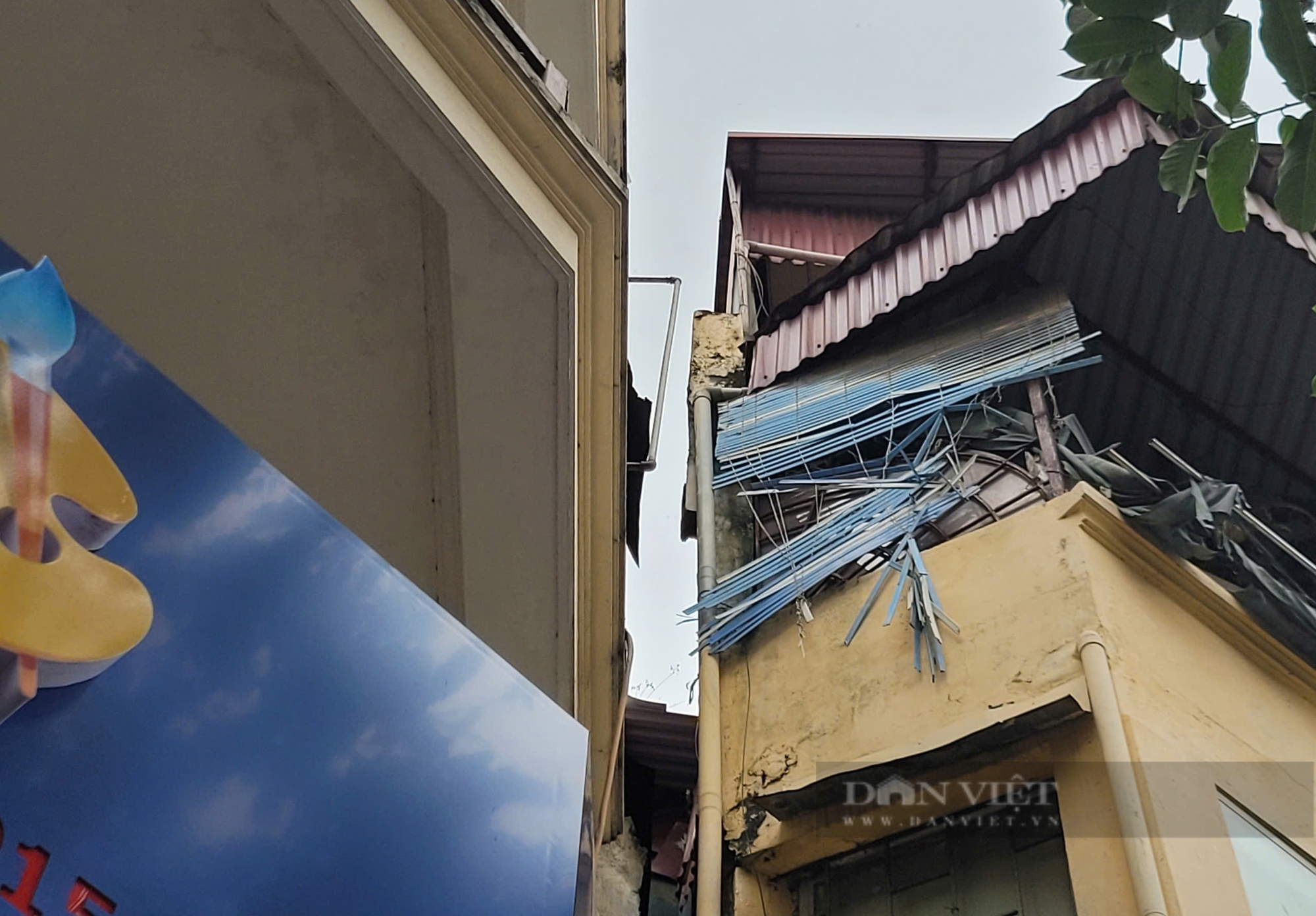 Nhà bị nghiêng mạnh sau bão số 3, một gia đình 6 người trên phố Hàng Gai phải di tản - Ảnh 2.