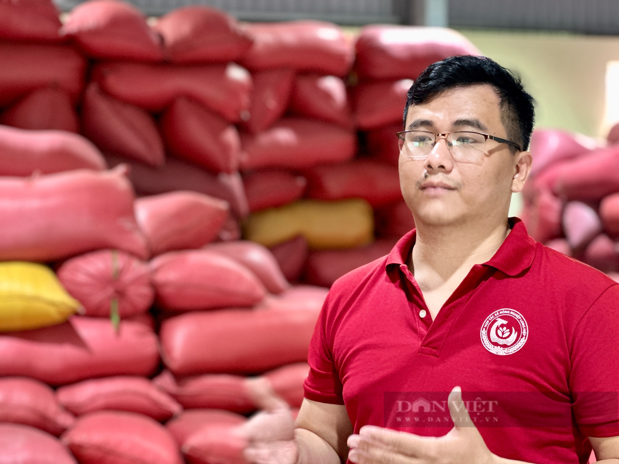 Thạc sĩ Luật Kinh tế điều hành hợp tác xã lúa gạo tiền tỷ ở Trà Vinh là Nông dân Việt Nam xuất sắc 2024 - Ảnh 1.