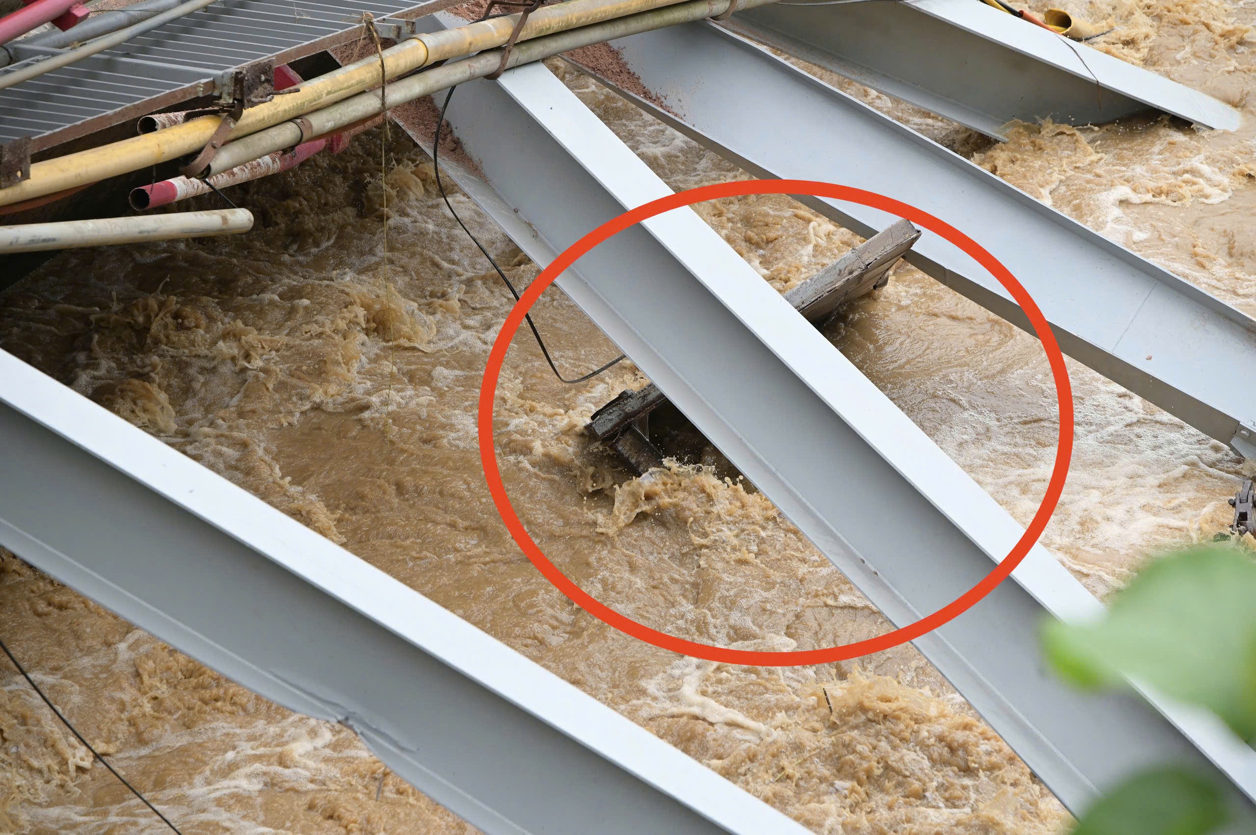 Sập cầu Phong Châu, cứu 5 người bị thương đưa đi cấp cứu - Ảnh 2.