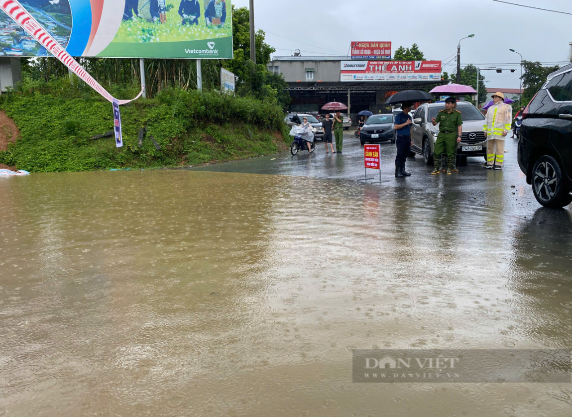 Lào Cai: 361 ngôi nhà bị ngập nước, sạt lở do ảnh hưởng của hoàn lưu bão số 3 - Ảnh 2.